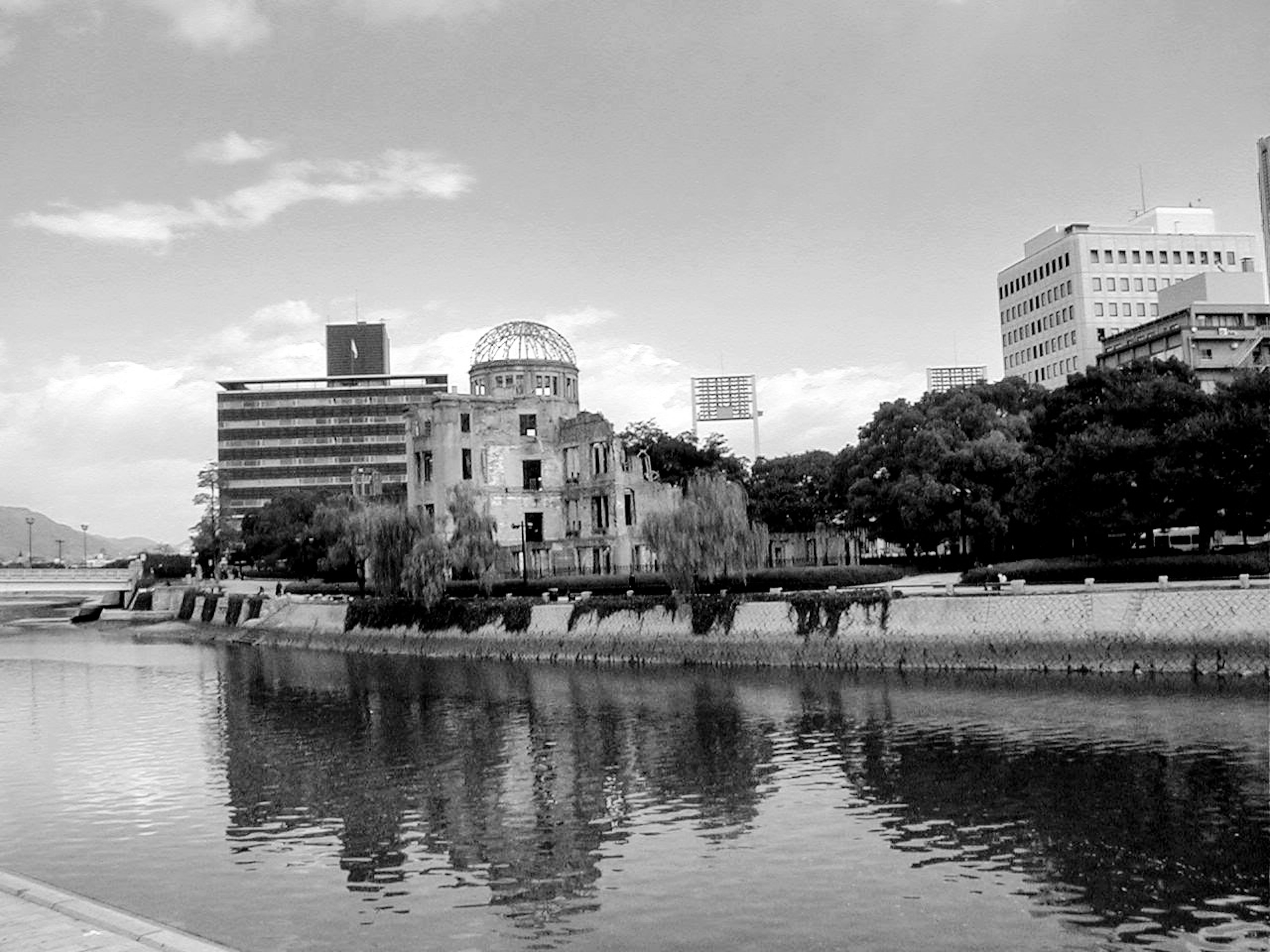 Schwarzweißfoto des Atombomben-Doms von Hiroshima und der Flusslandschaft