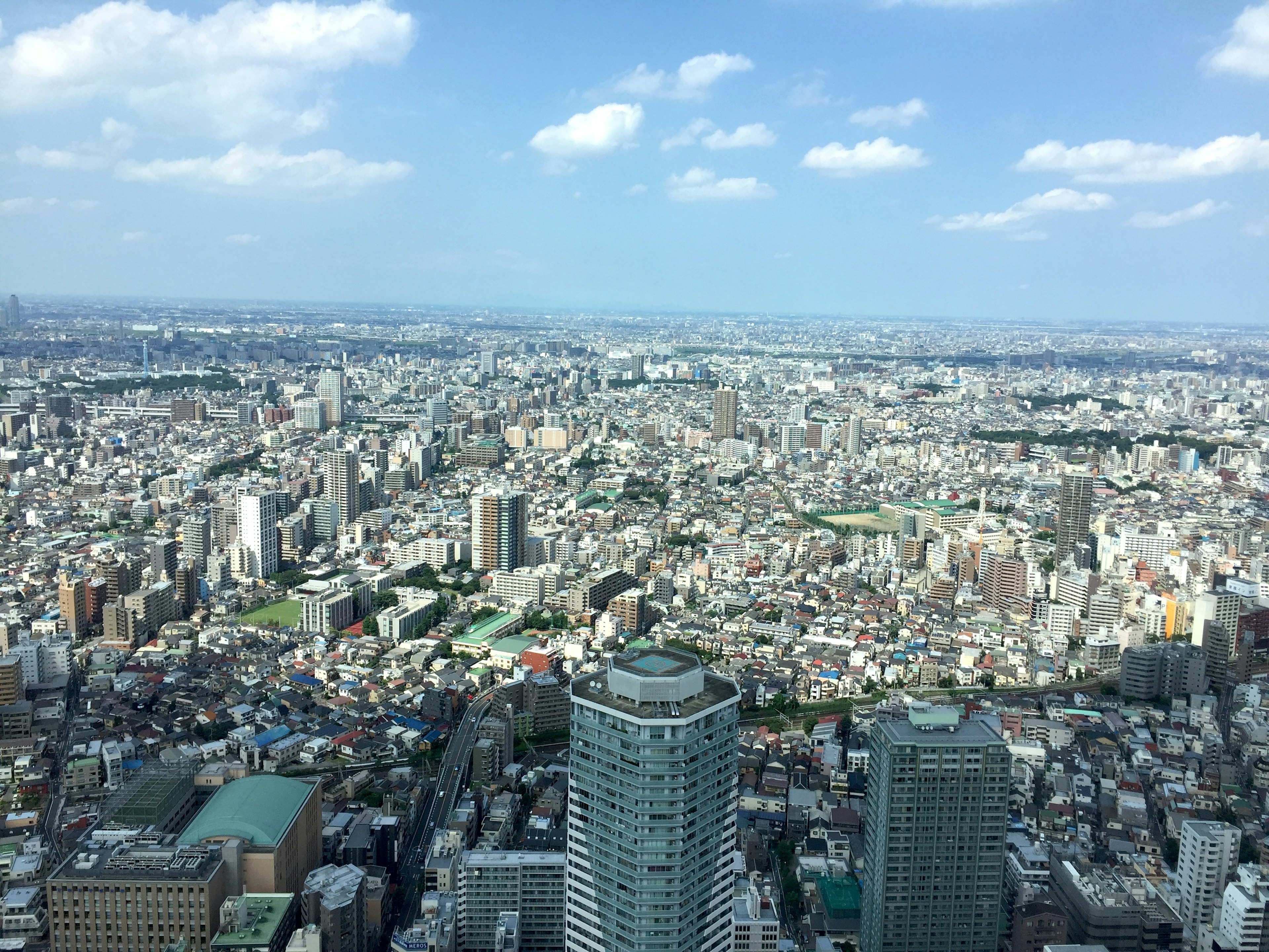 Eine Panoramaansicht der weiten städtischen Landschaft von Tokio