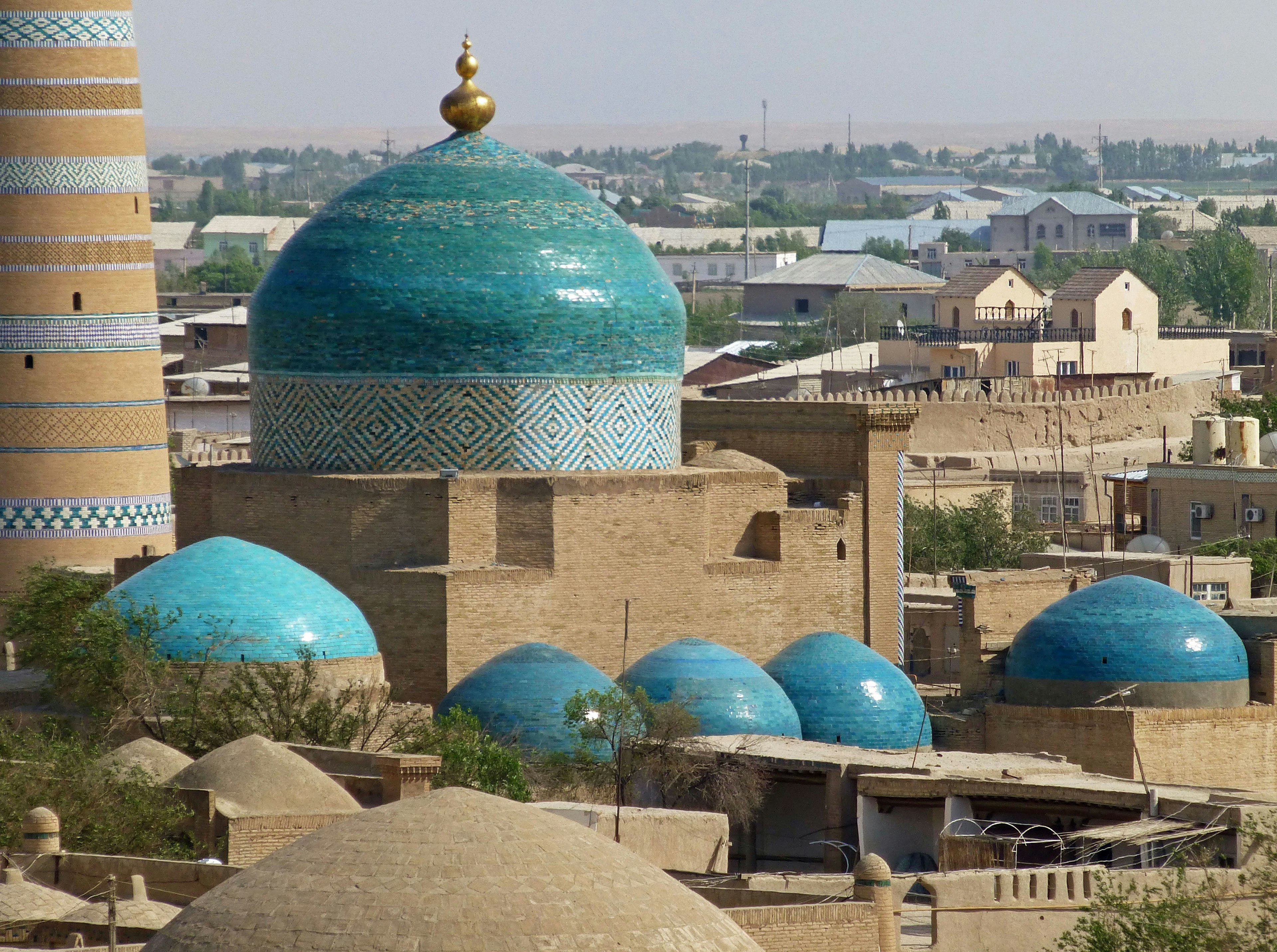 Paysage urbain de l'Ouzbékistan avec des dômes bleus et des bâtiments anciens