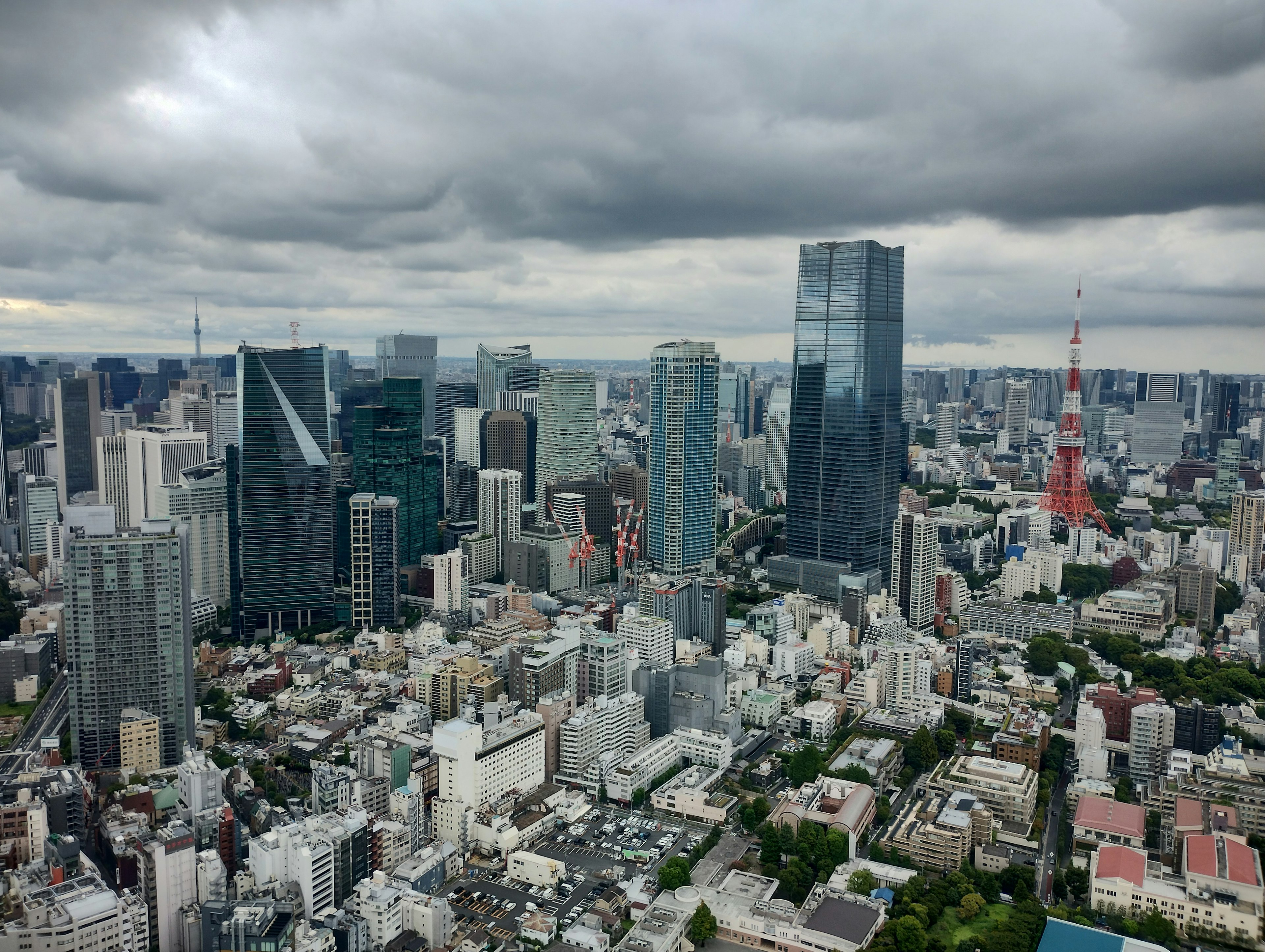 Cảnh nhìn từ trên cao về các tòa nhà chọc trời của Tokyo bao gồm Tháp Tokyo dưới bầu trời nhiều mây