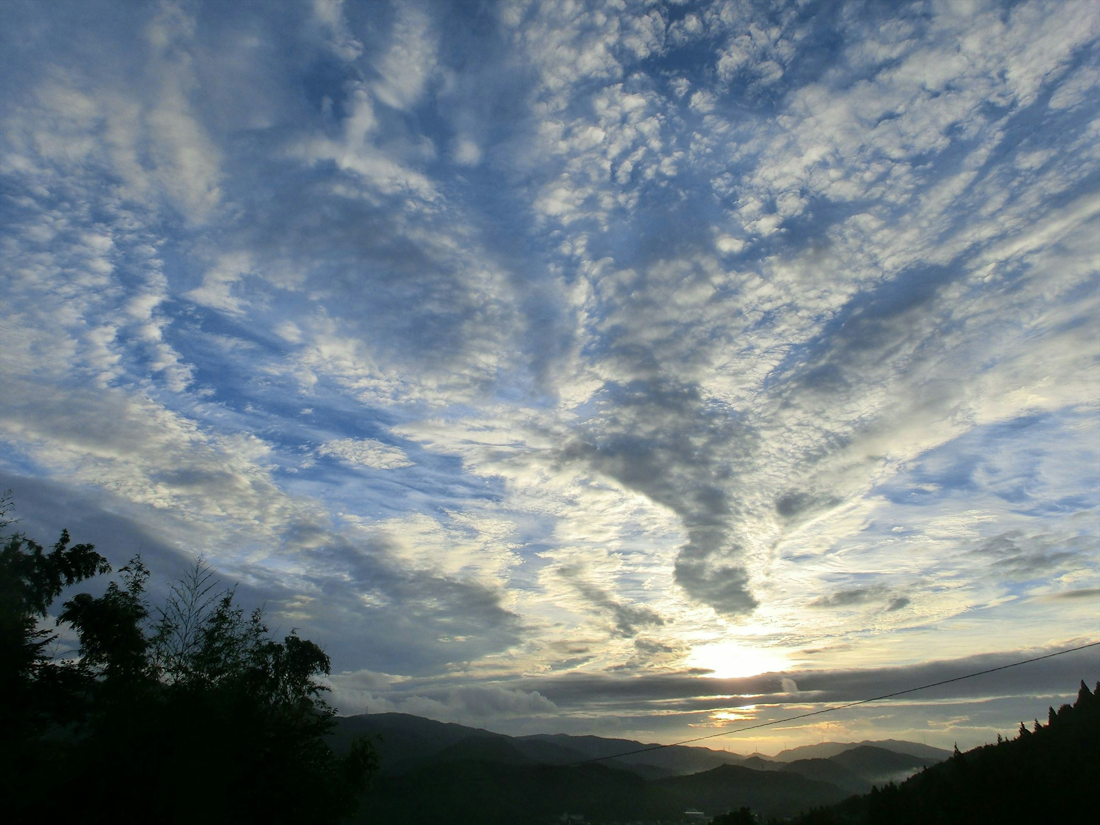 Langit matahari terbenam yang indah dengan awan biru dan putih