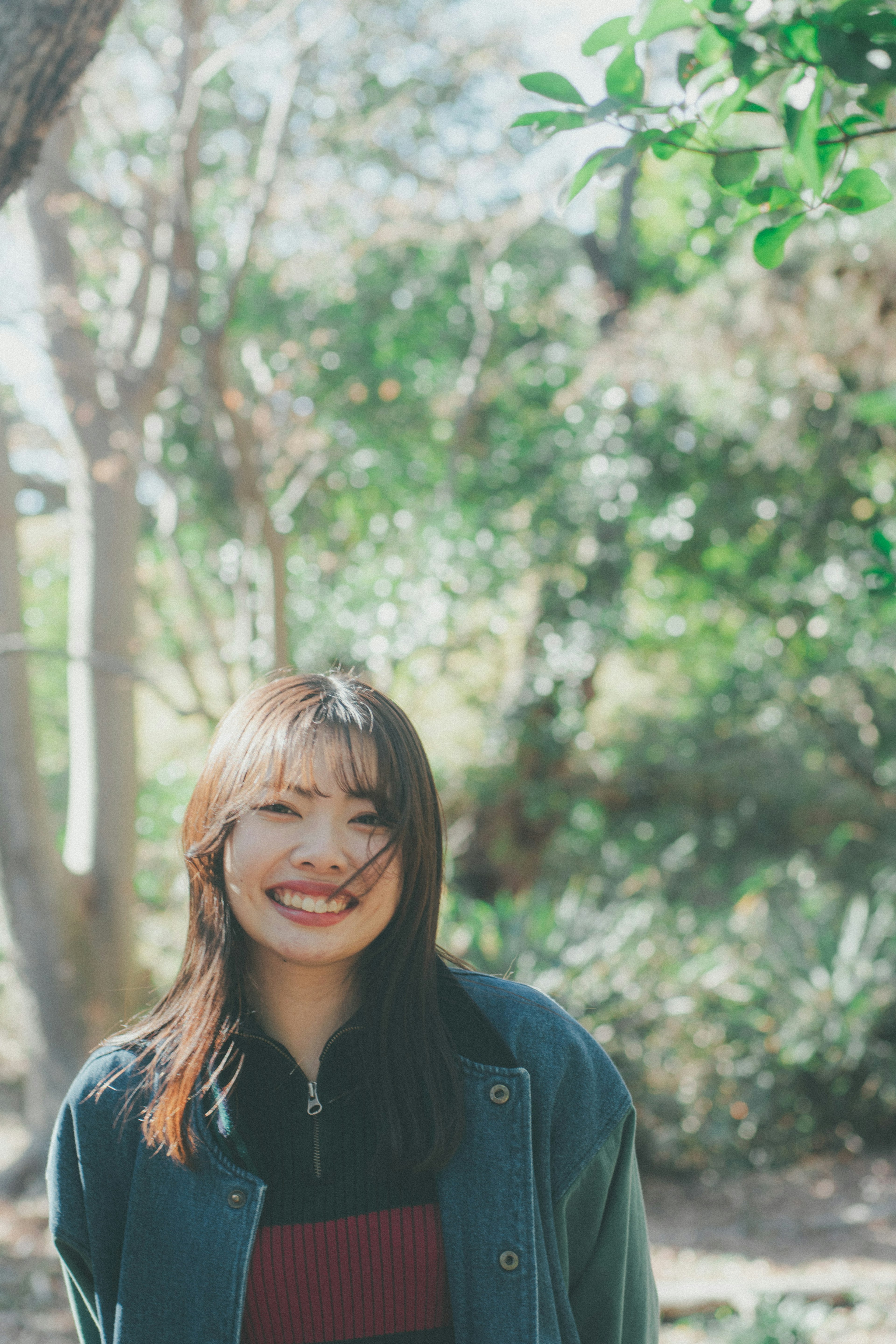 Mujer sonriente de pie frente a un fondo verde