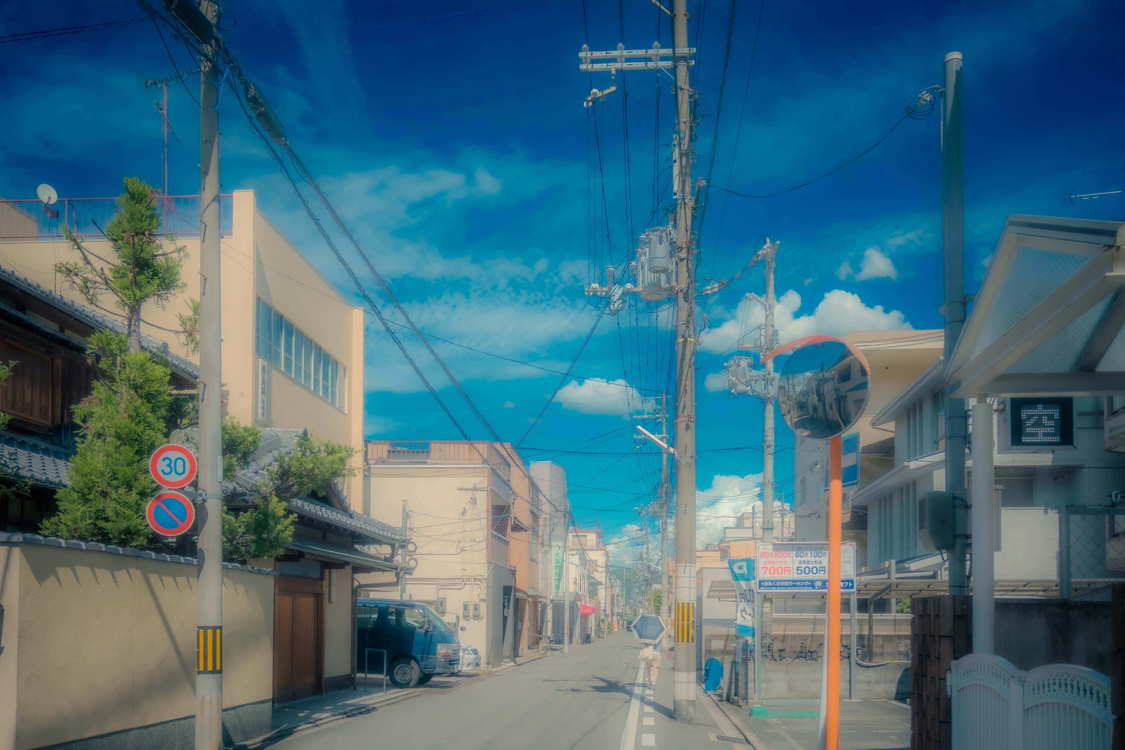 Escena de calle tranquila con cielo azul y nubes