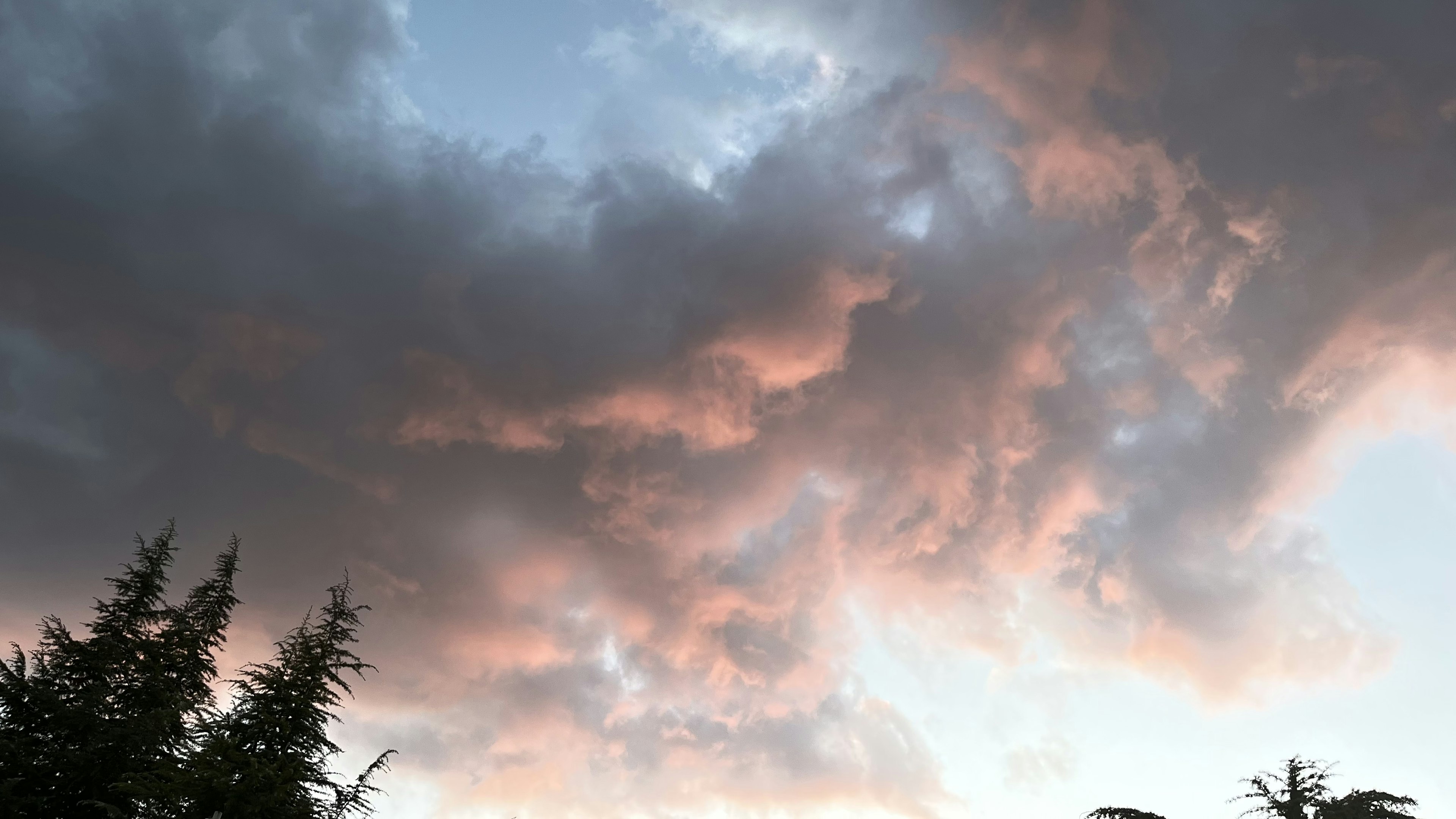 夕焼けに染まる雲と青空の風景