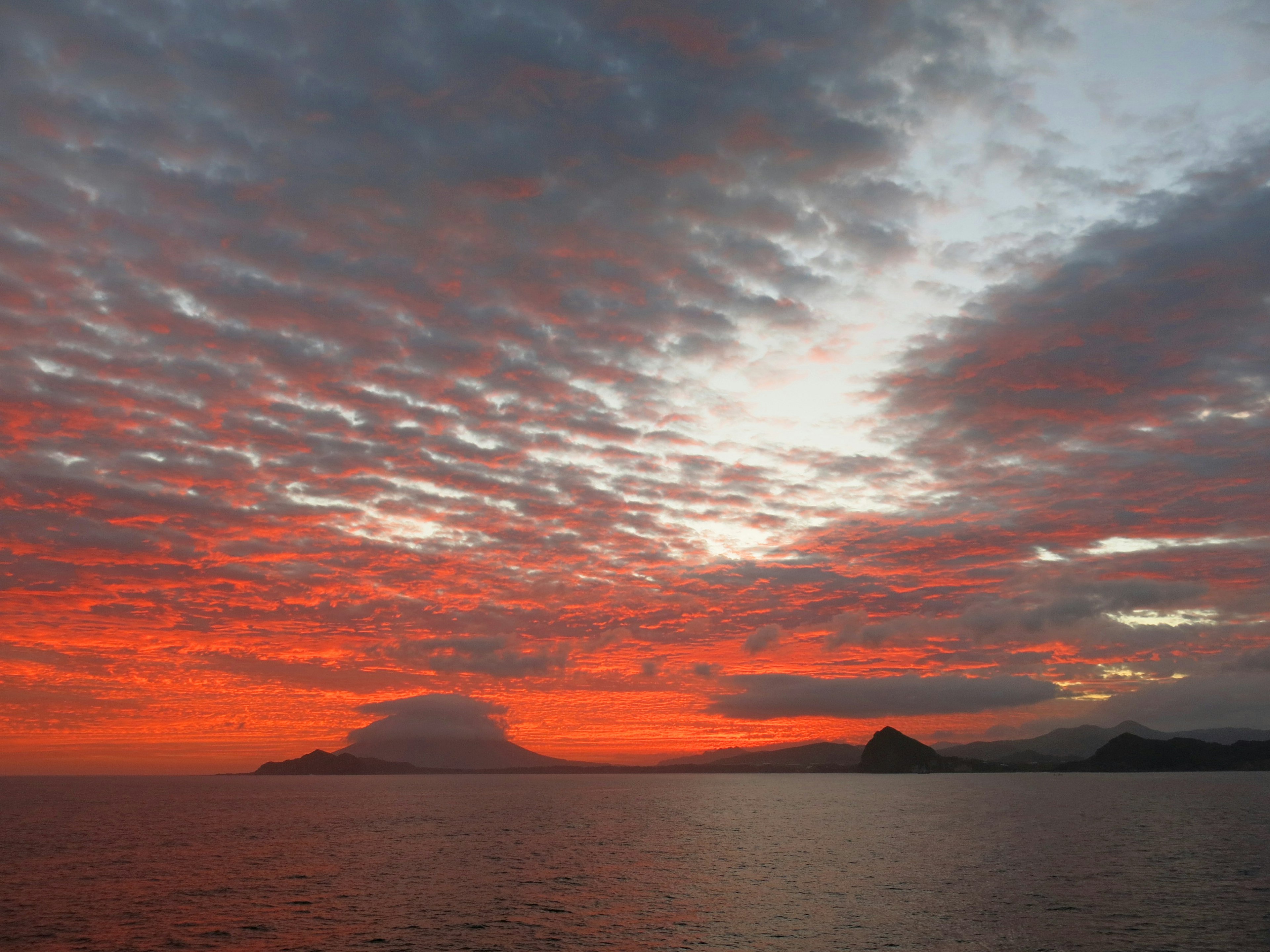 美しい夕焼けの空と海の景色 雲がオレンジと赤に染まる