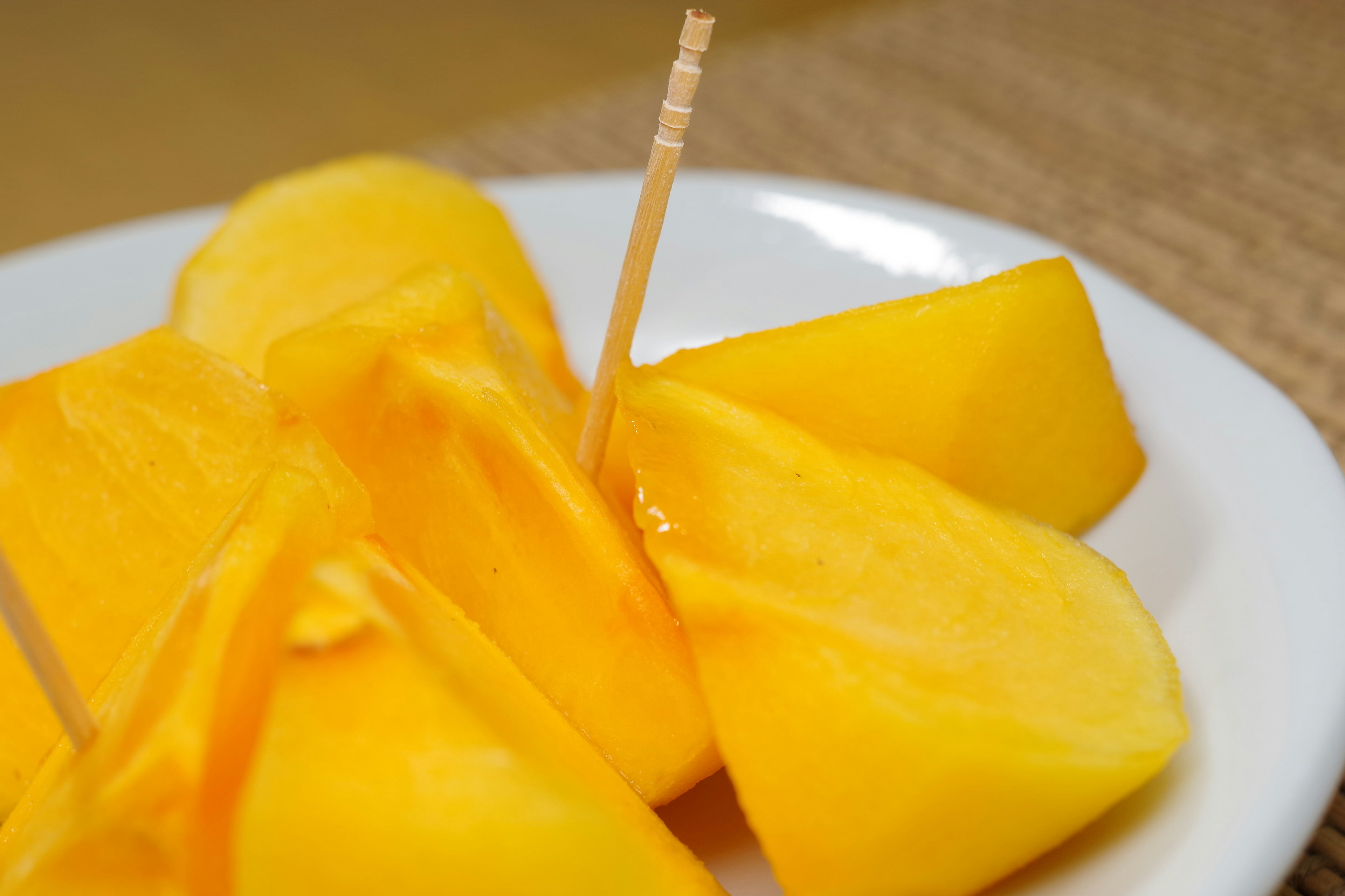 Rebanadas de mango amarillo dispuestas en un plato