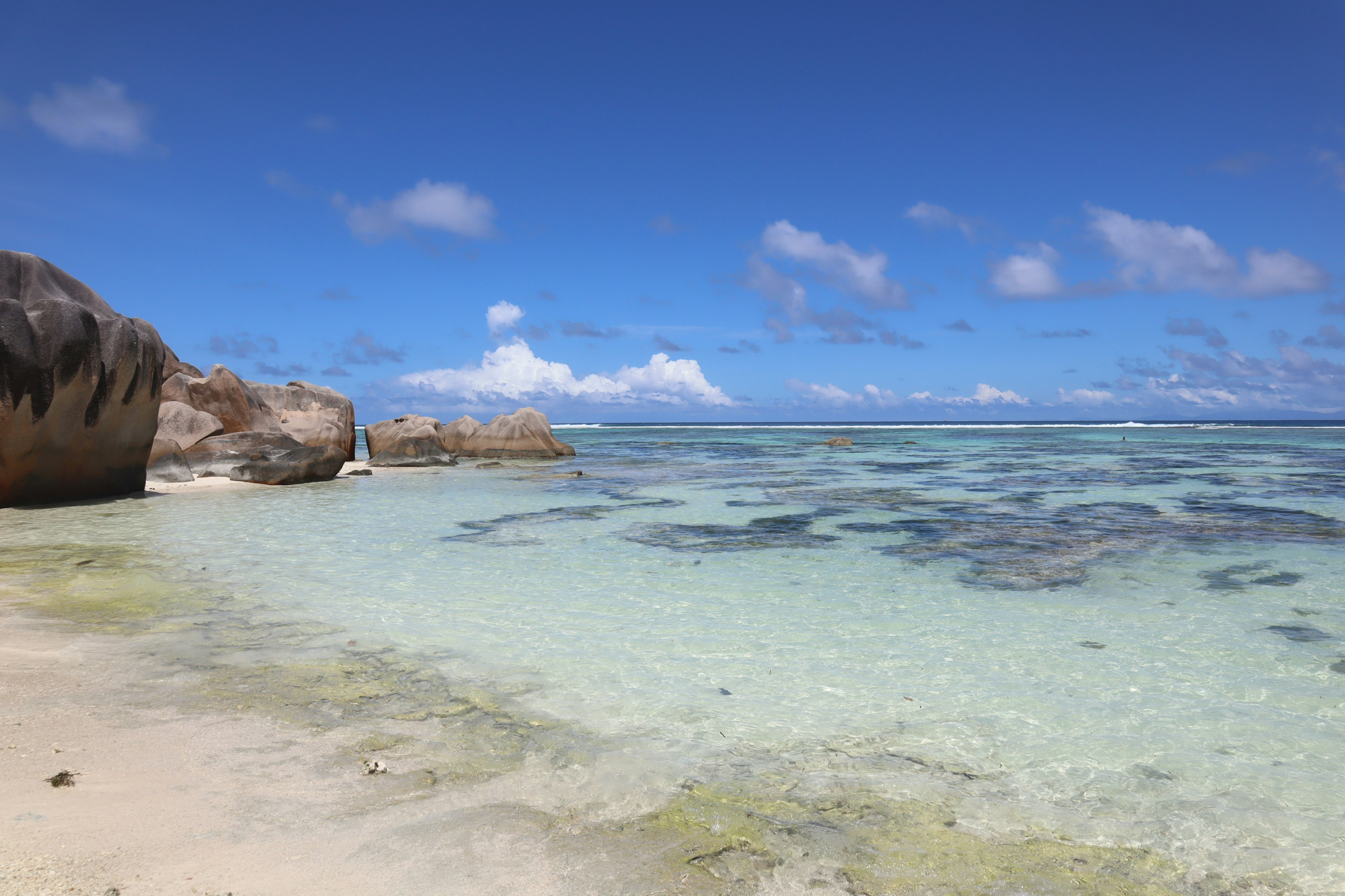 Schöne Strandszene mit klarem Wasser und blauem Himmel