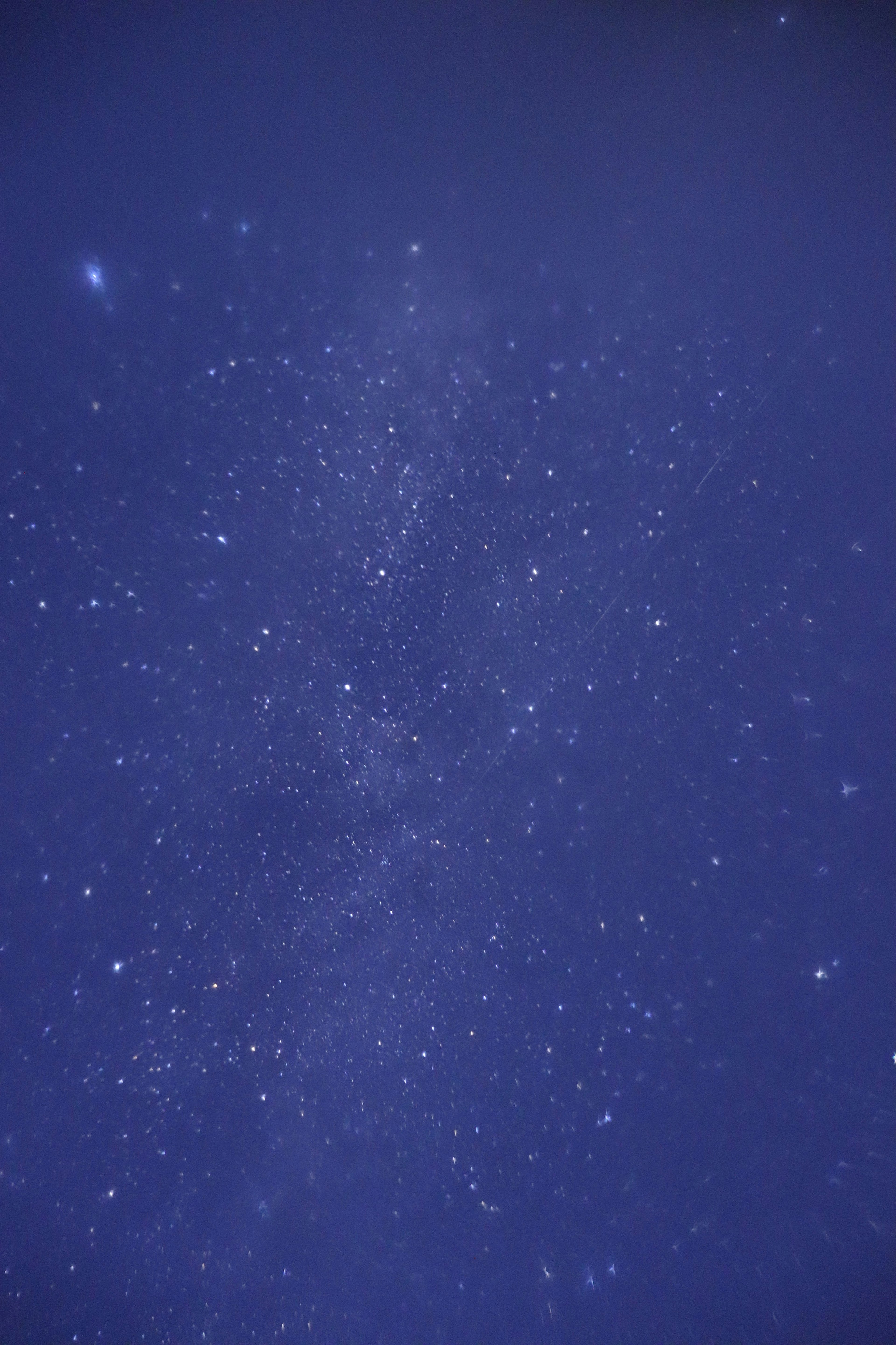 Hermoso cielo nocturno lleno de estrellas sobre un fondo azul