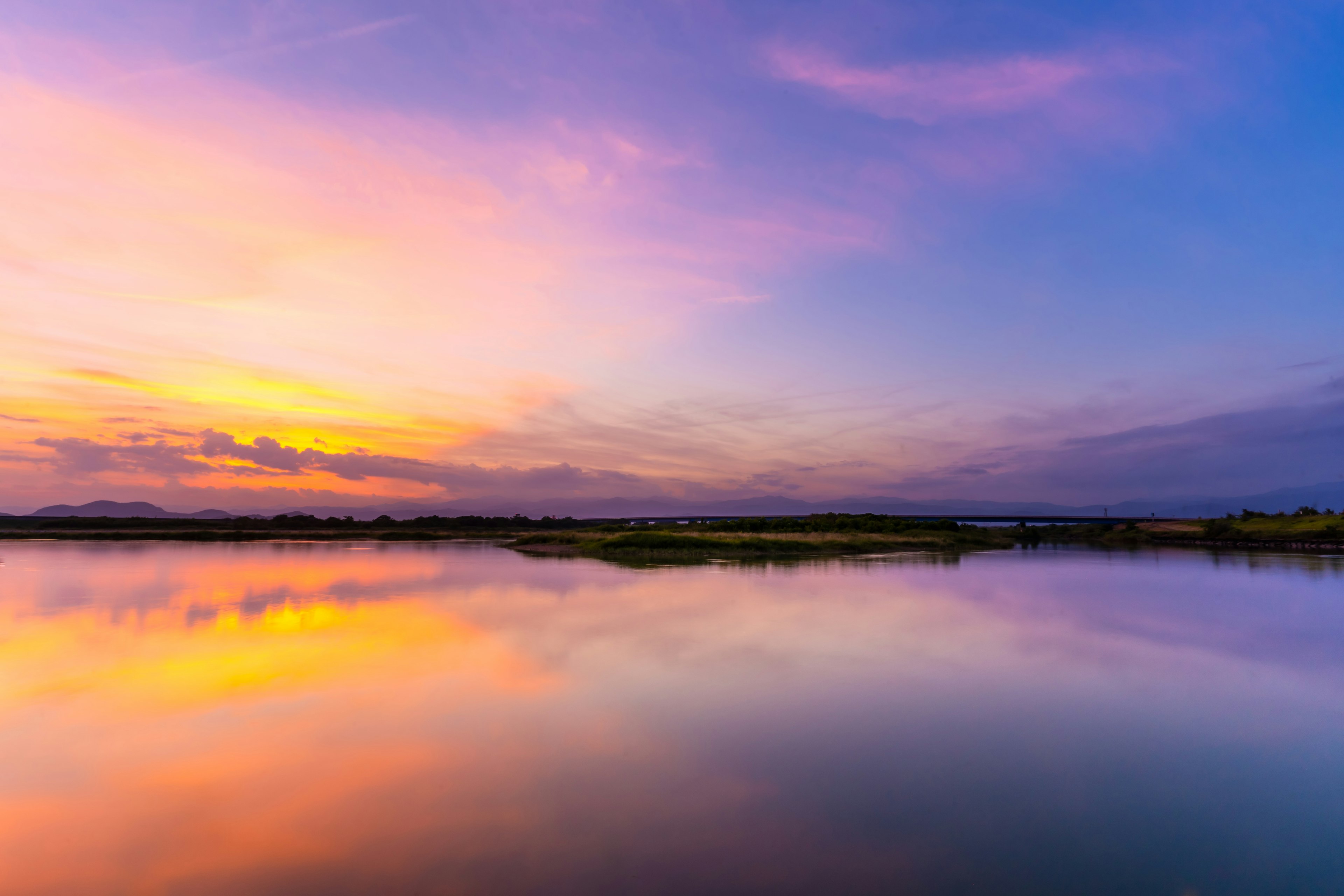 Magnifico cielo al tramonto che si riflette sull'acqua calma