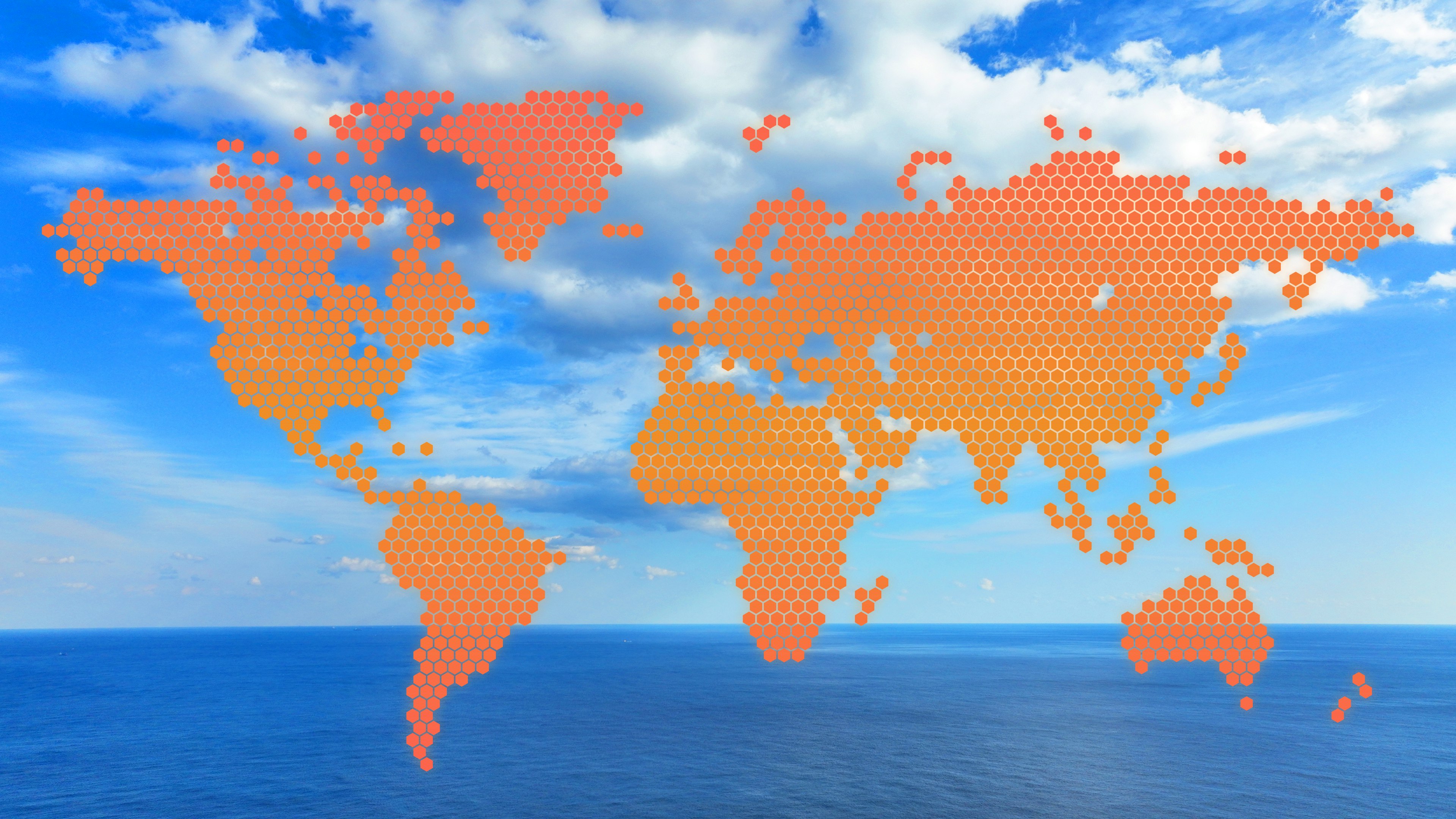 Mapa mundial naranja sobre fondo azul océano y nubes