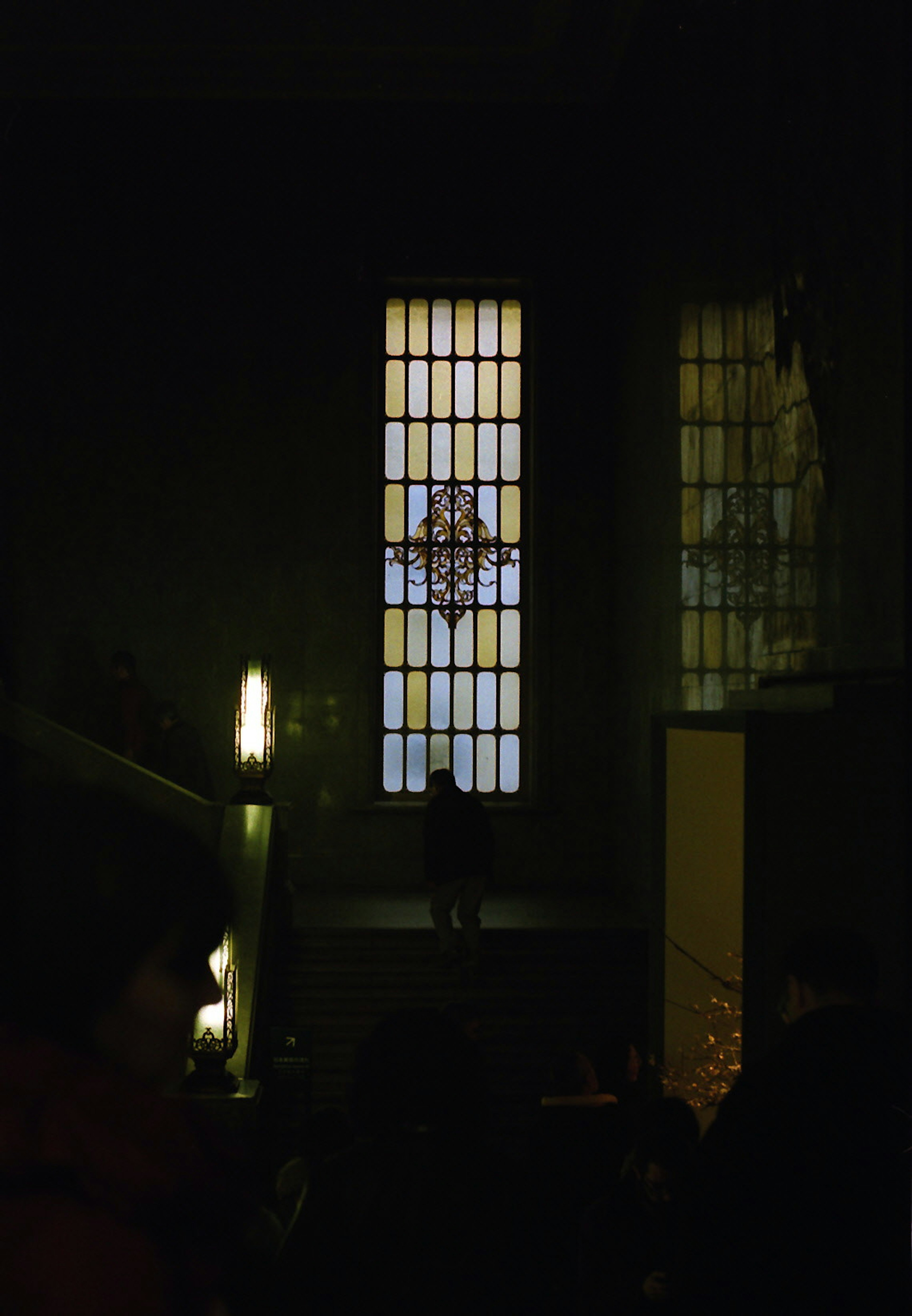 Schatten vor einem schönen Buntglasfenster in einem dunklen Raum