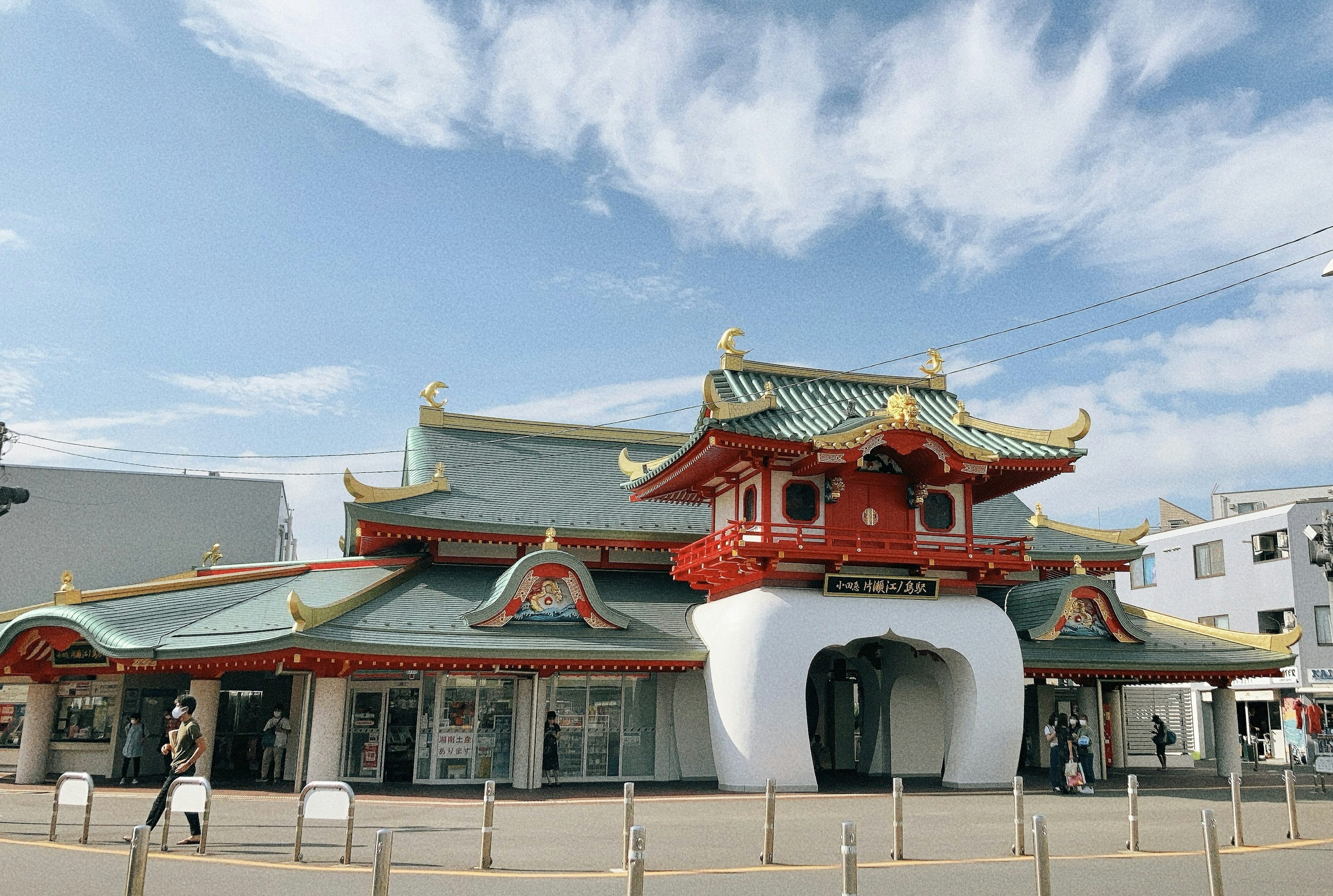 伝統的な日本の建築様式の建物 明るい青空と白い雲が背景 美しい装飾が施された屋根