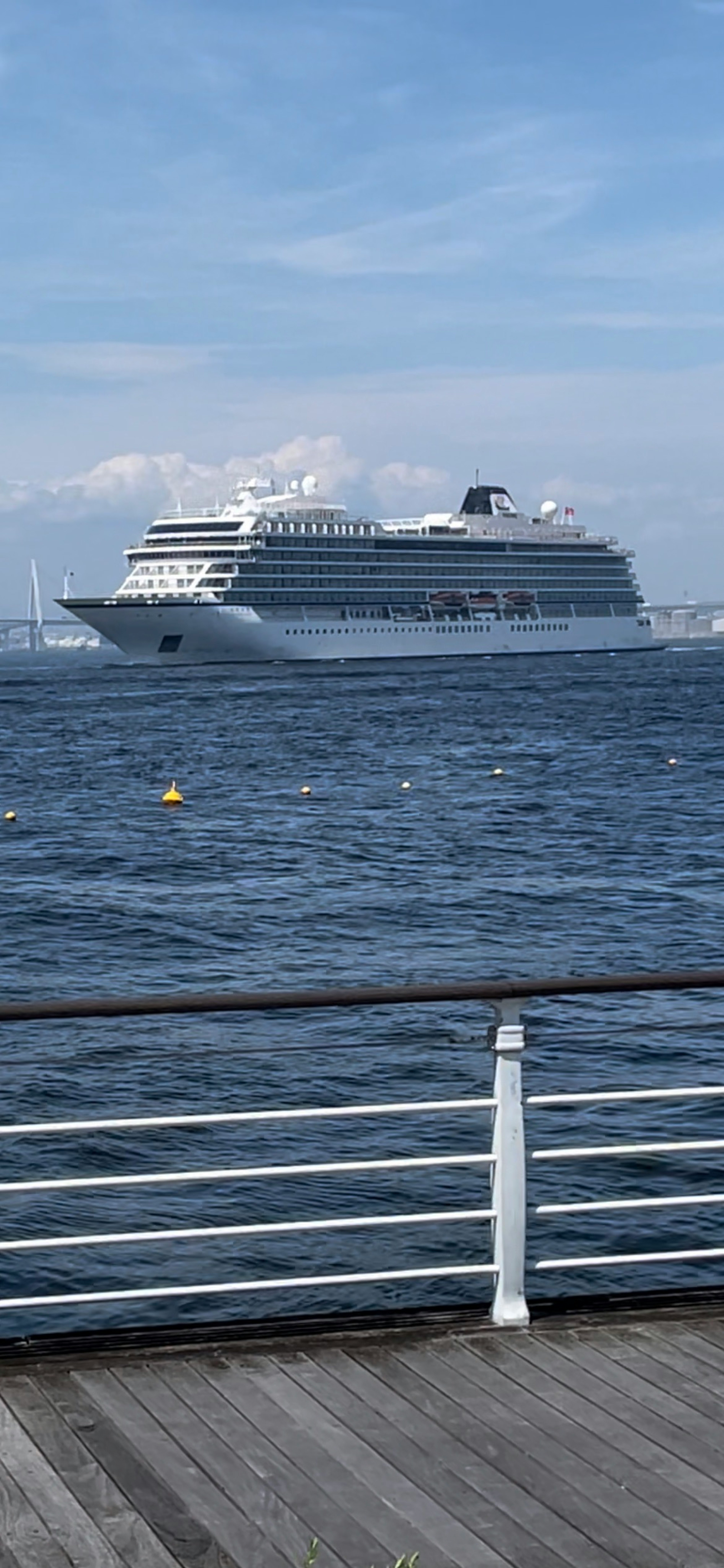 Luxuskreuzfahrtschiff, das auf blauen Ozeanwellen segelt