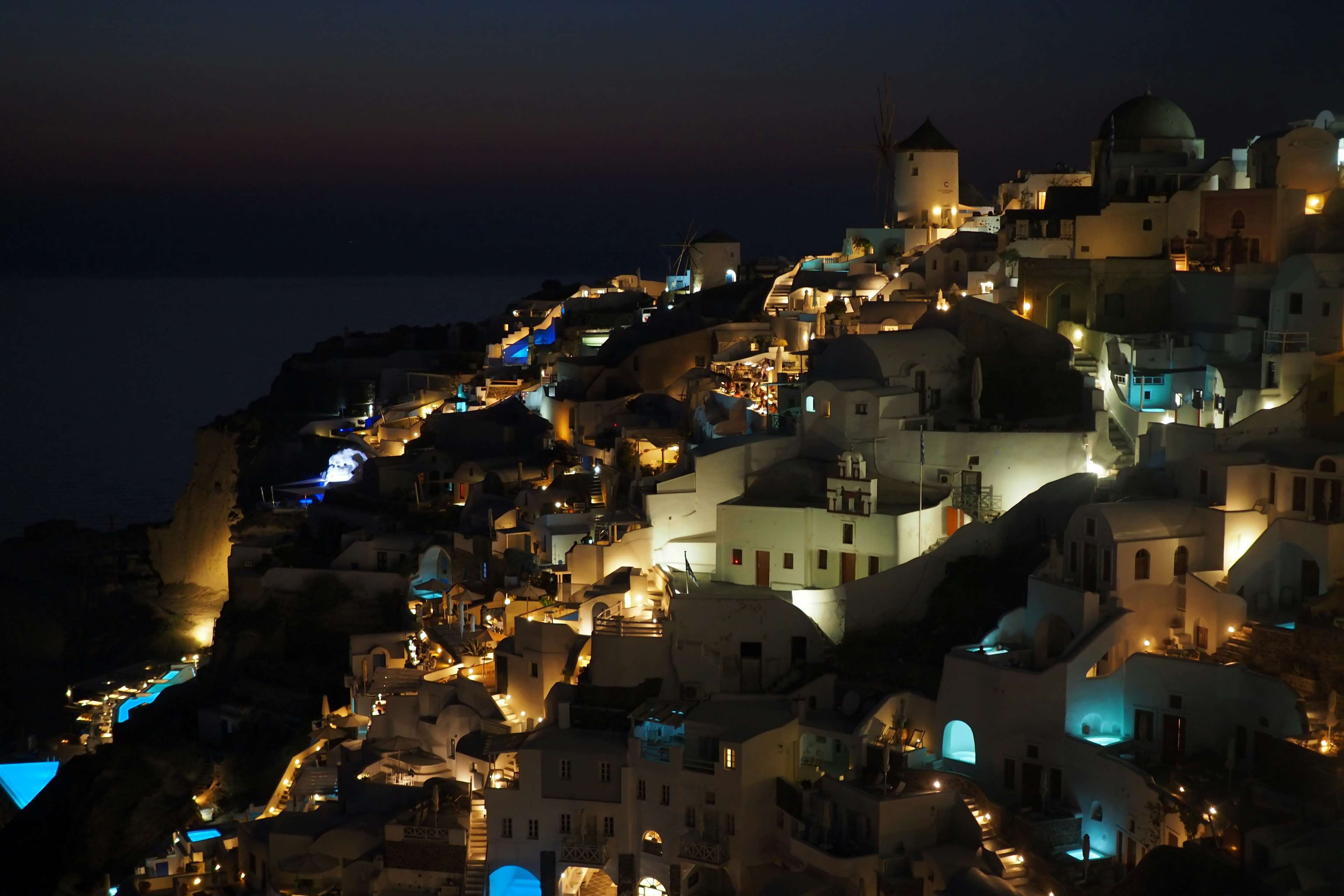 Belle strade illuminate di Santorini di notte