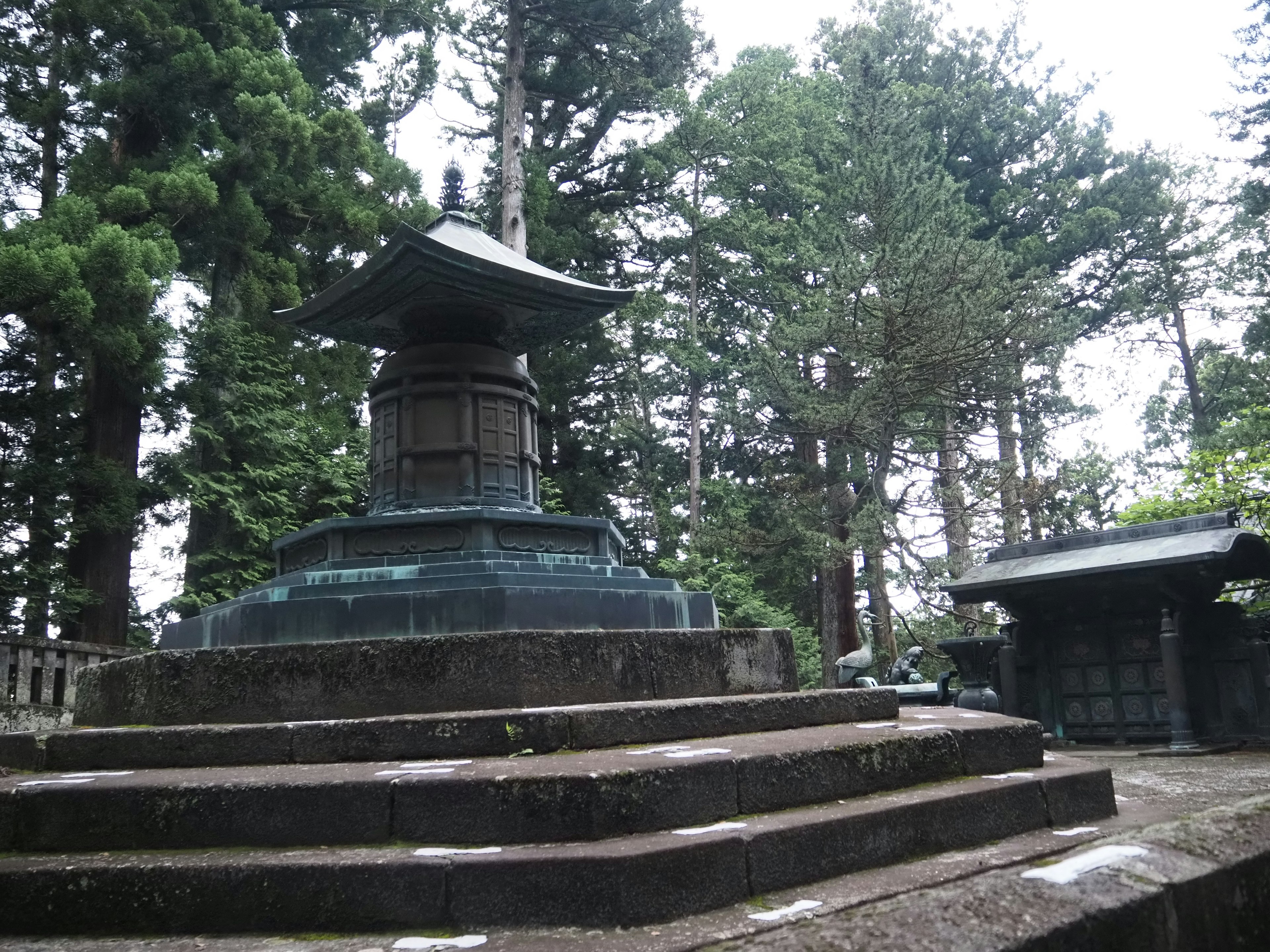 Pagode ancienne entourée de verdure et d'escaliers