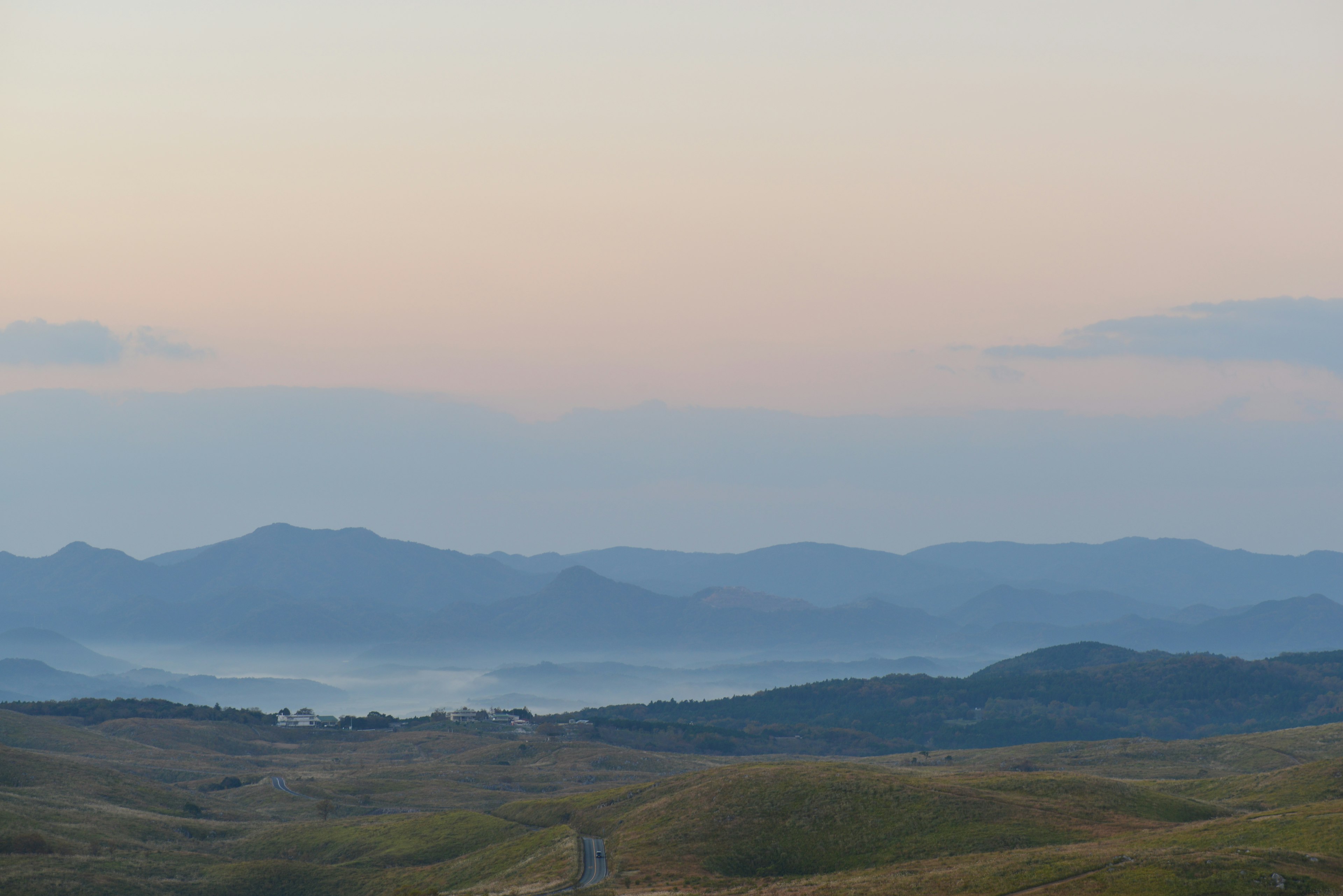 Malersicher Blick auf Hügel und Berge bei Sonnenaufgang