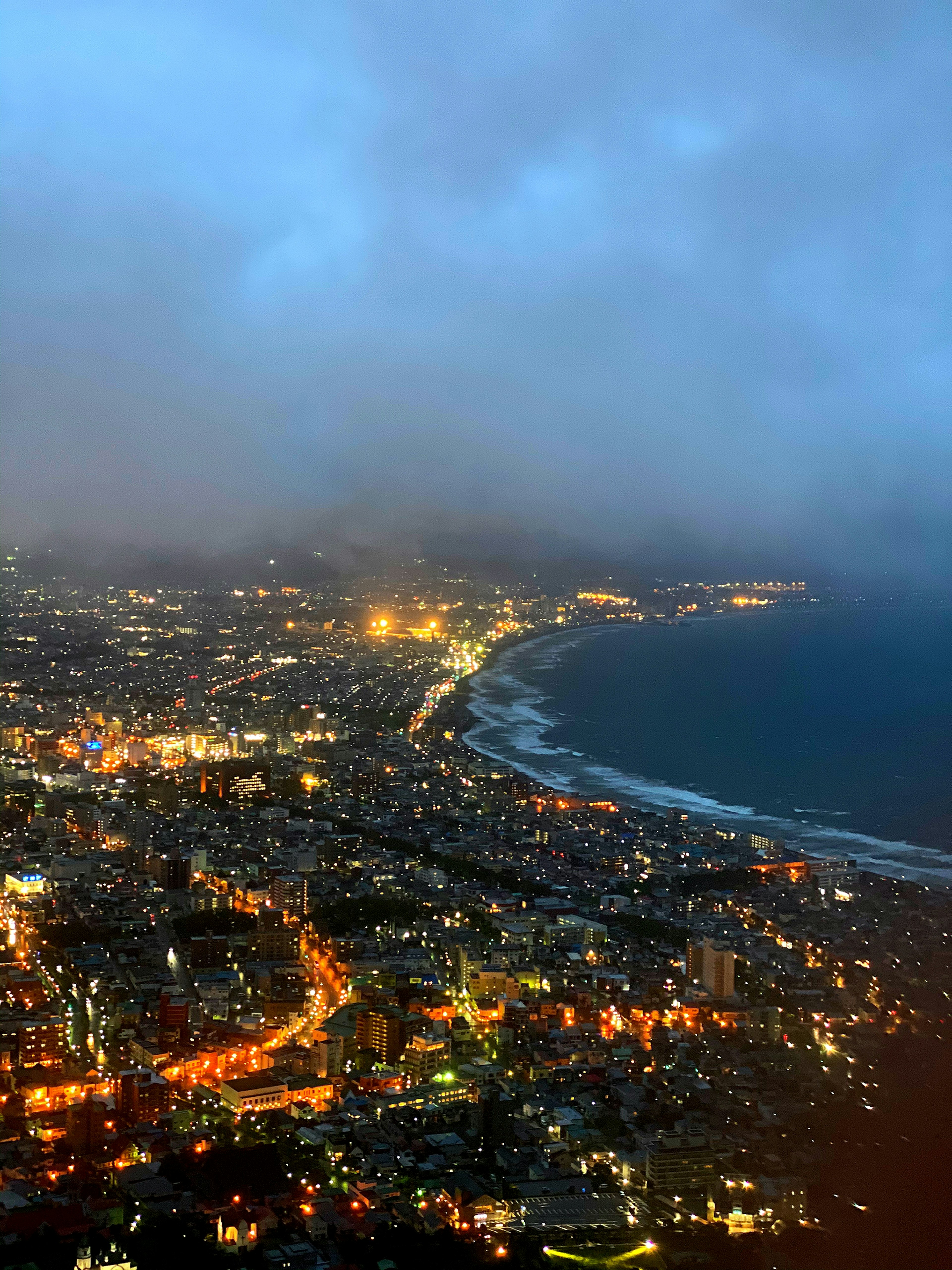 Vue nocturne des lumières de la ville et de la côte