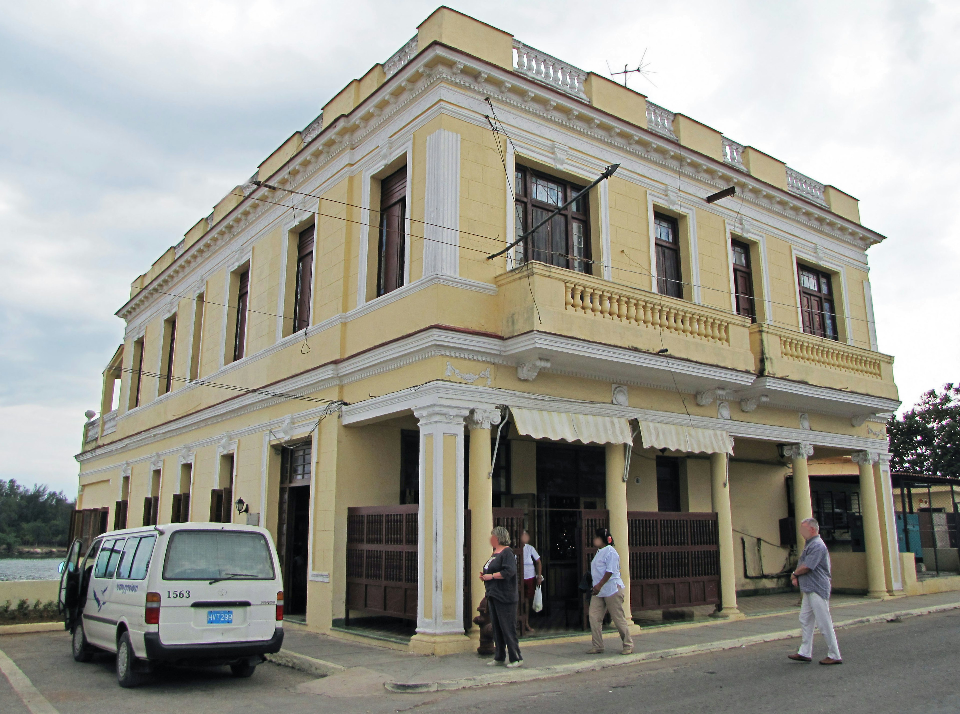 Historisches Gebäude mit gelber Fassade und klassischer Architektur