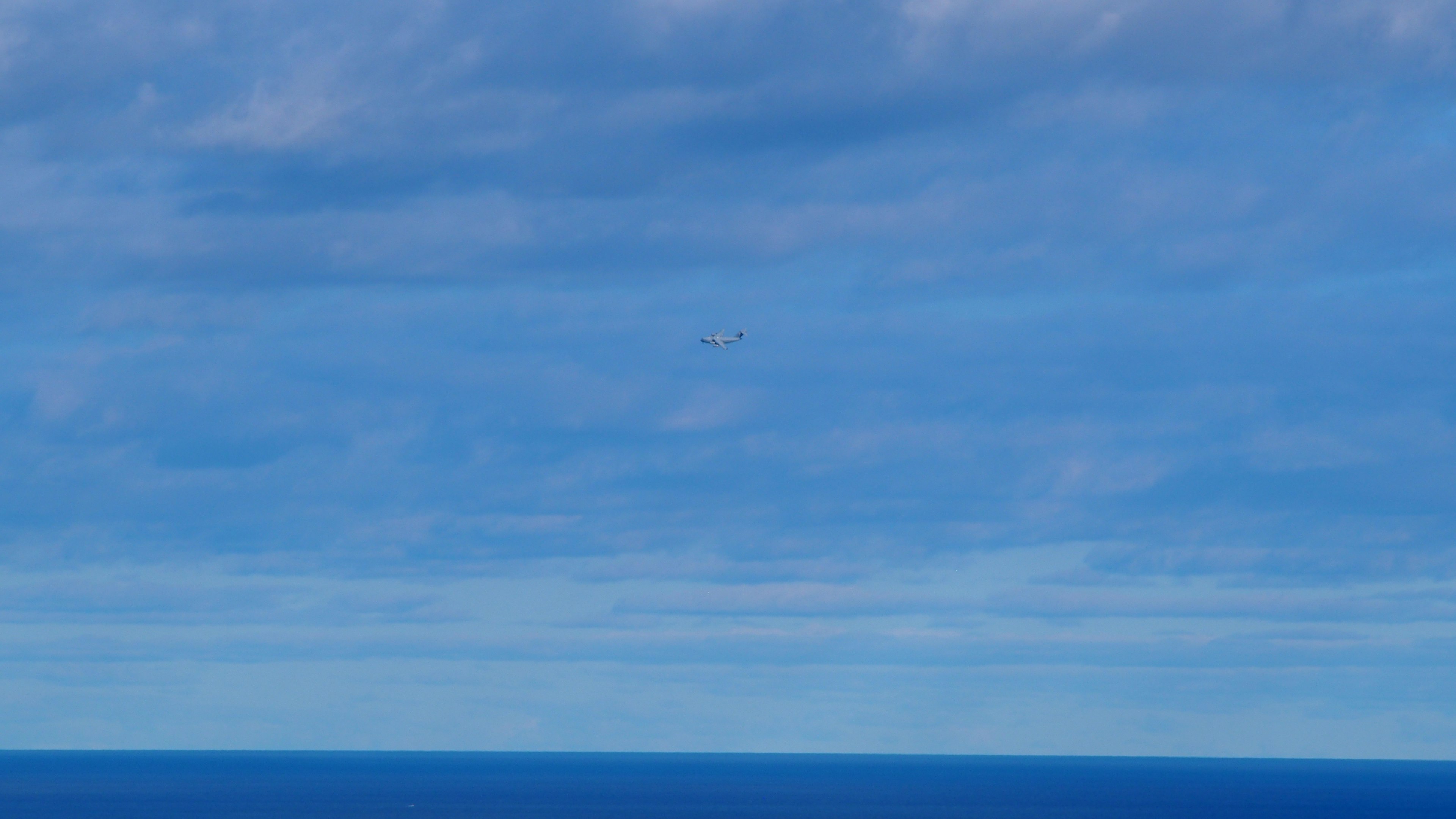 青い空と海の広がりが見える風景