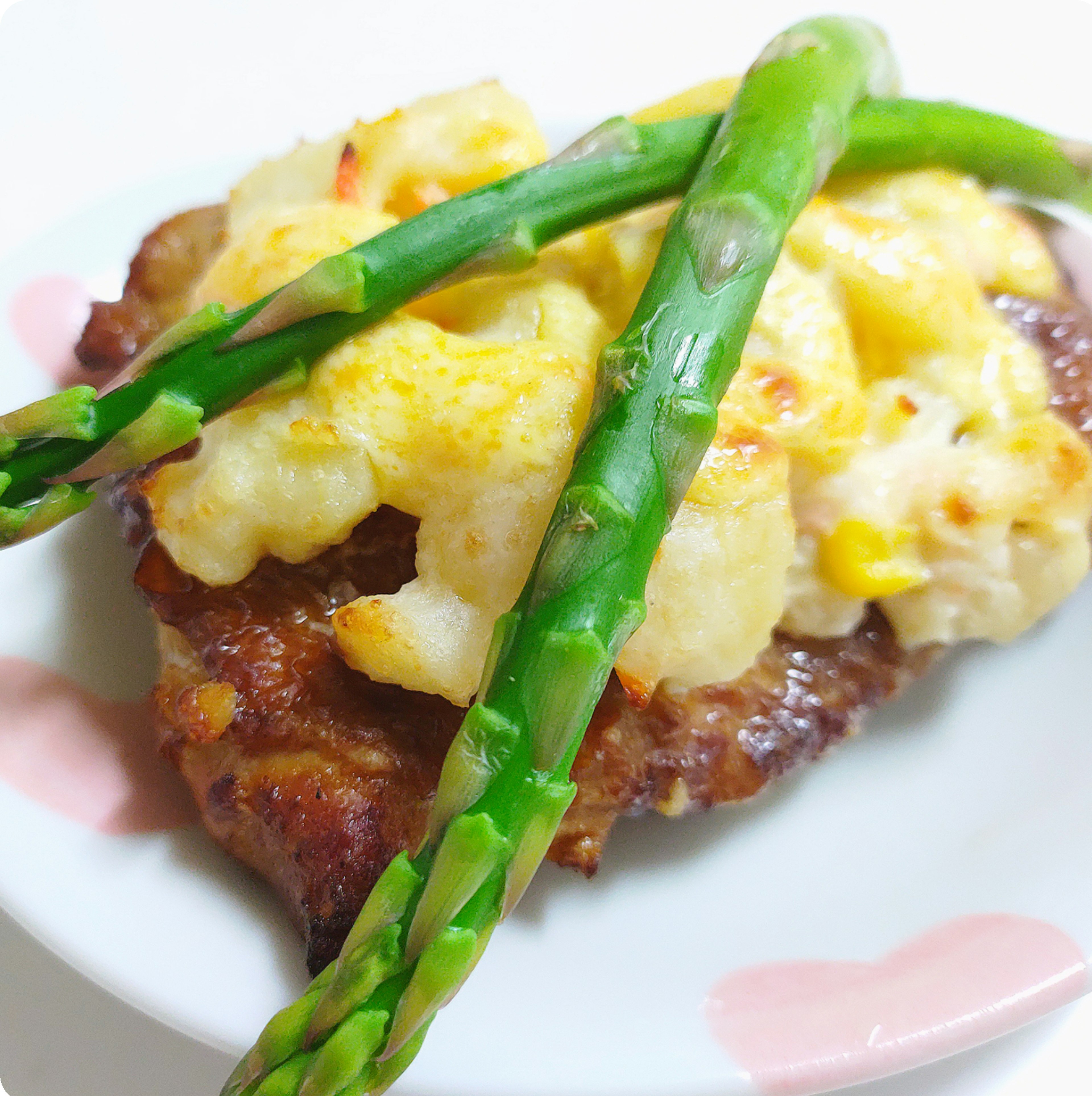 Fleischgericht mit Spargel und Macaroni-Käse