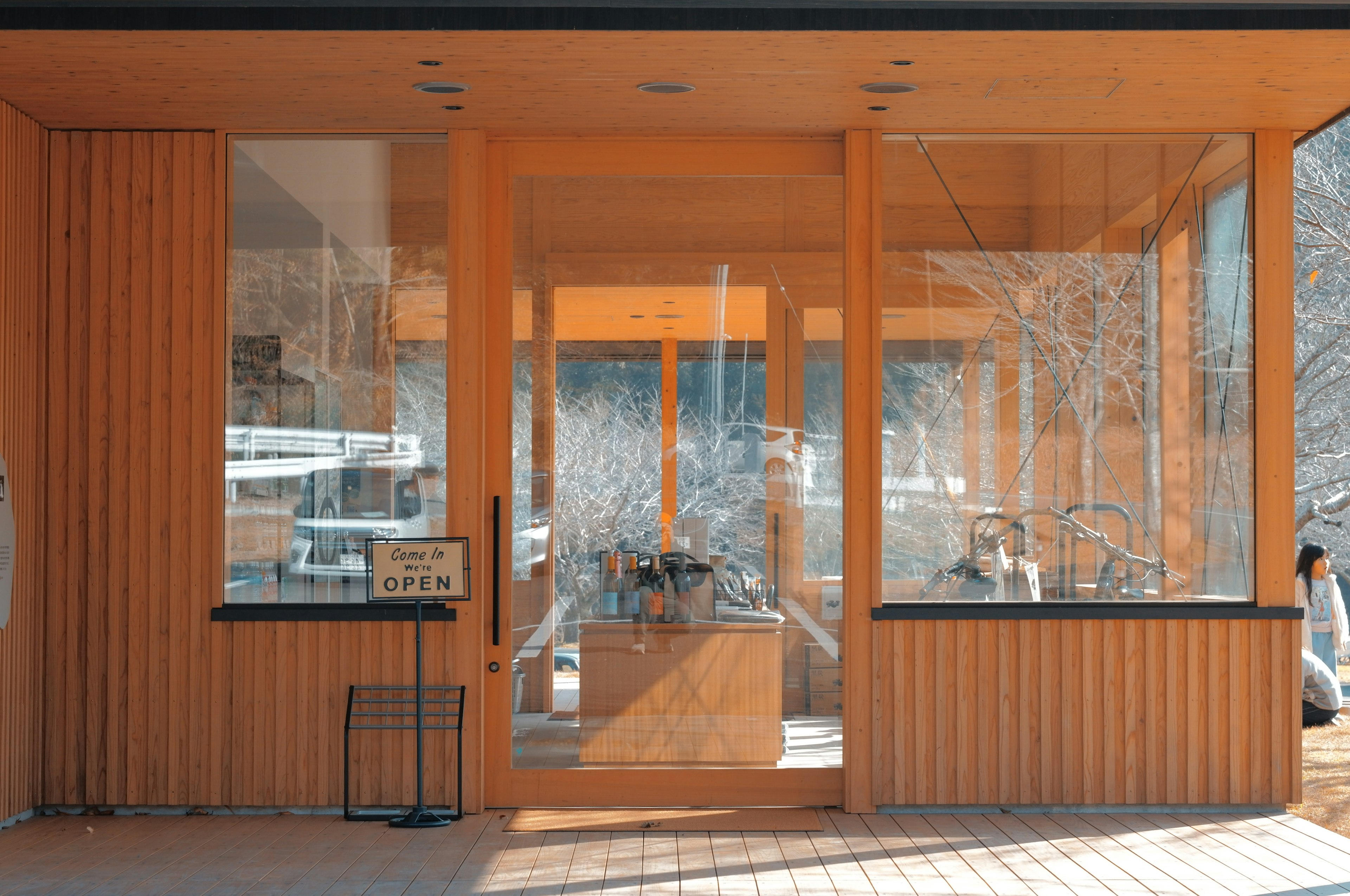 Entrée moderne en bois et en verre d'un bâtiment