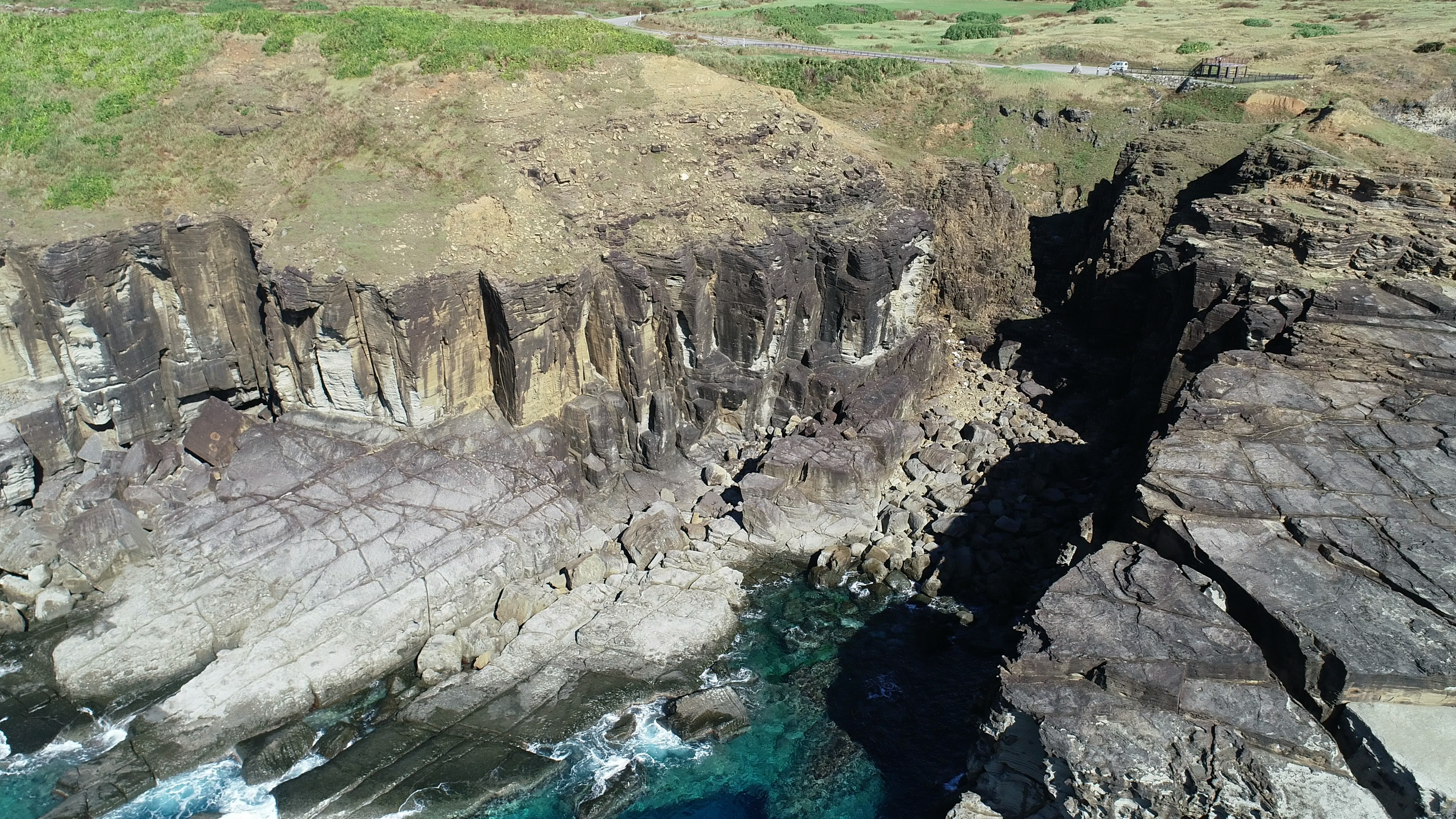 Falaises côtières avec des eaux turquoise