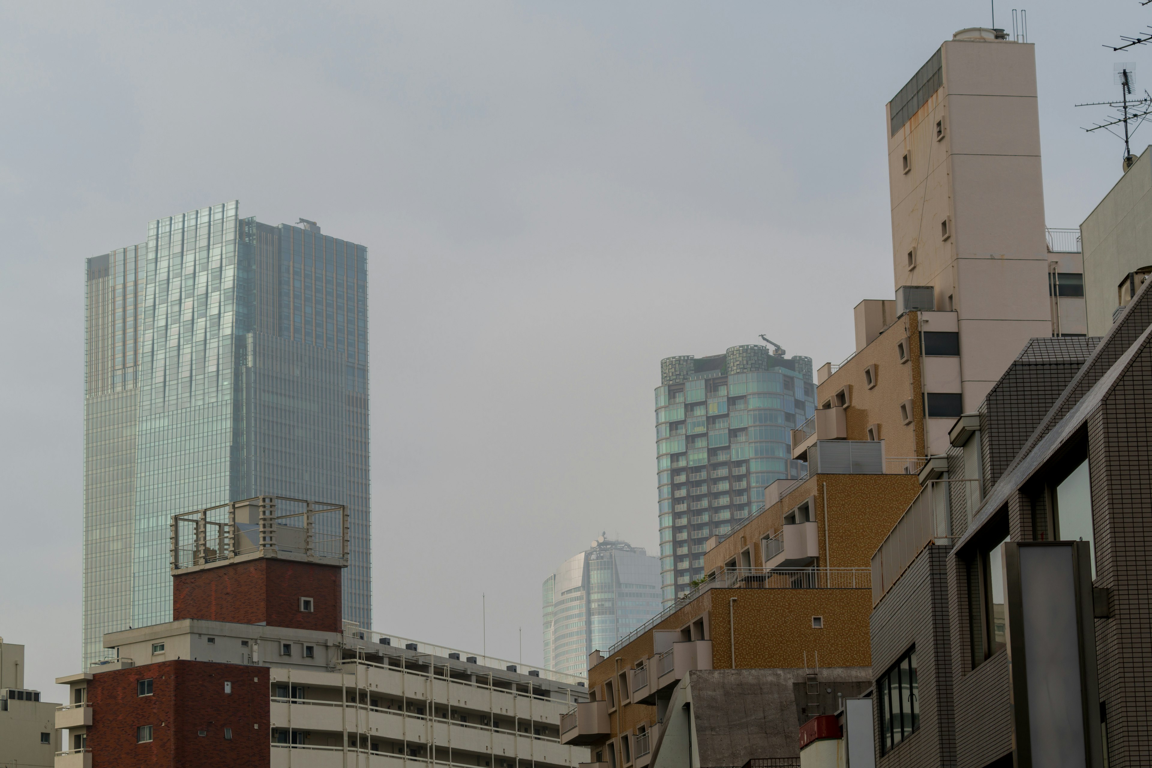 Skyline de la ville avec des gratte-ciel modernes et des bâtiments urbains