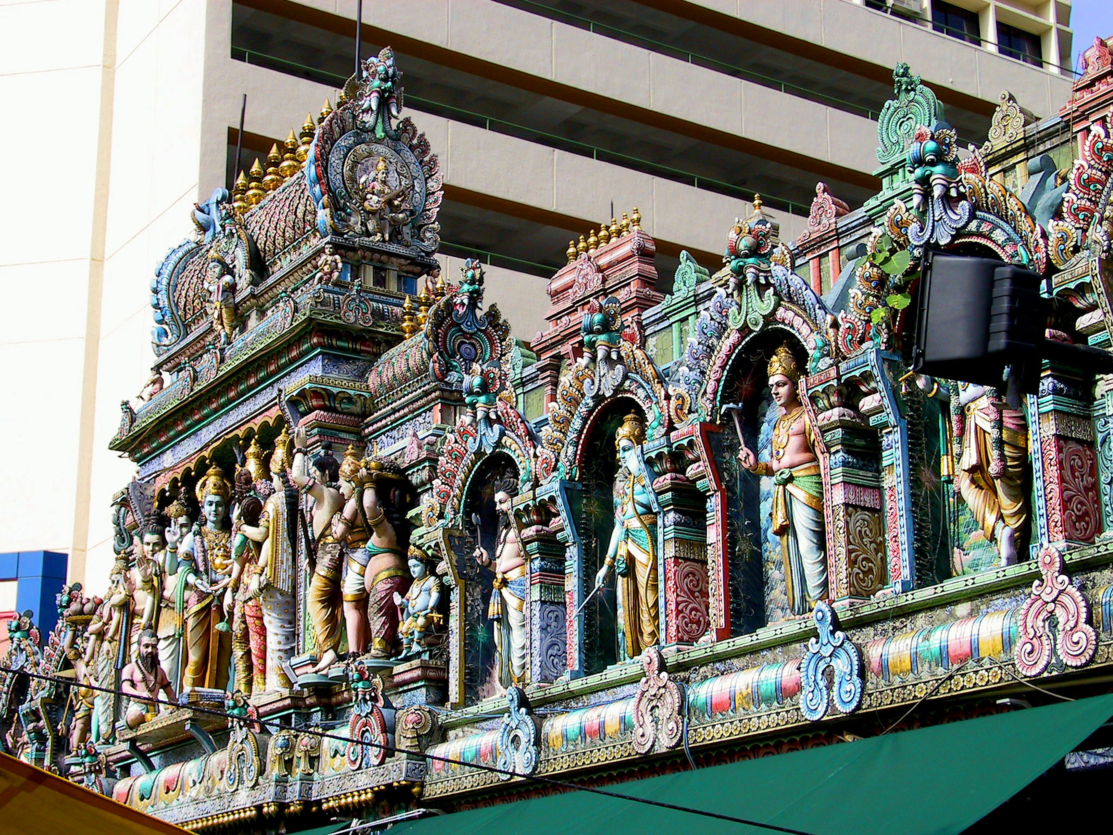 Décoration colorée de toit de temple avec sculptures complexes