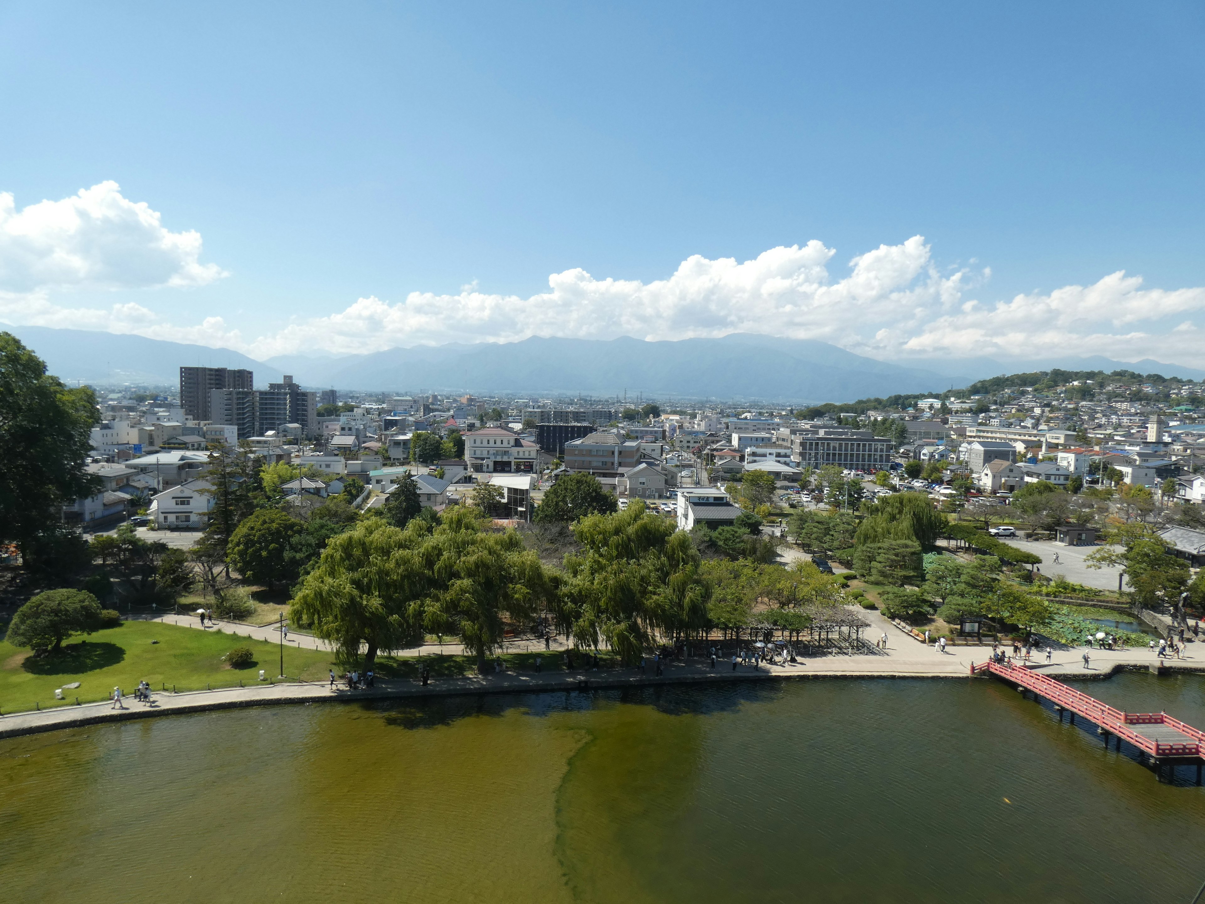 Vue pittoresque d'une ville avec un lac et un ciel bleu