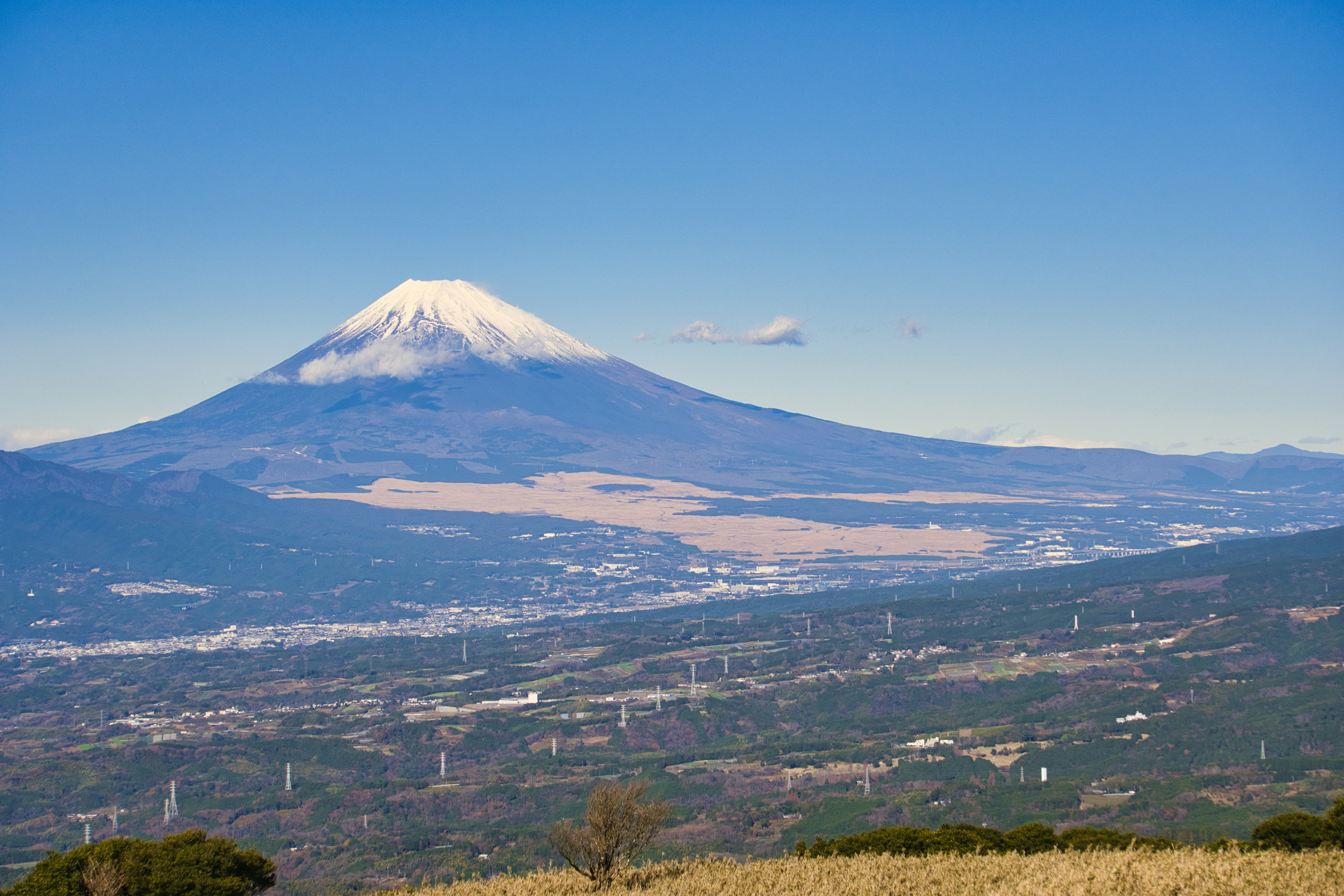 富士山的风景明亮的蓝天和积雪的山顶