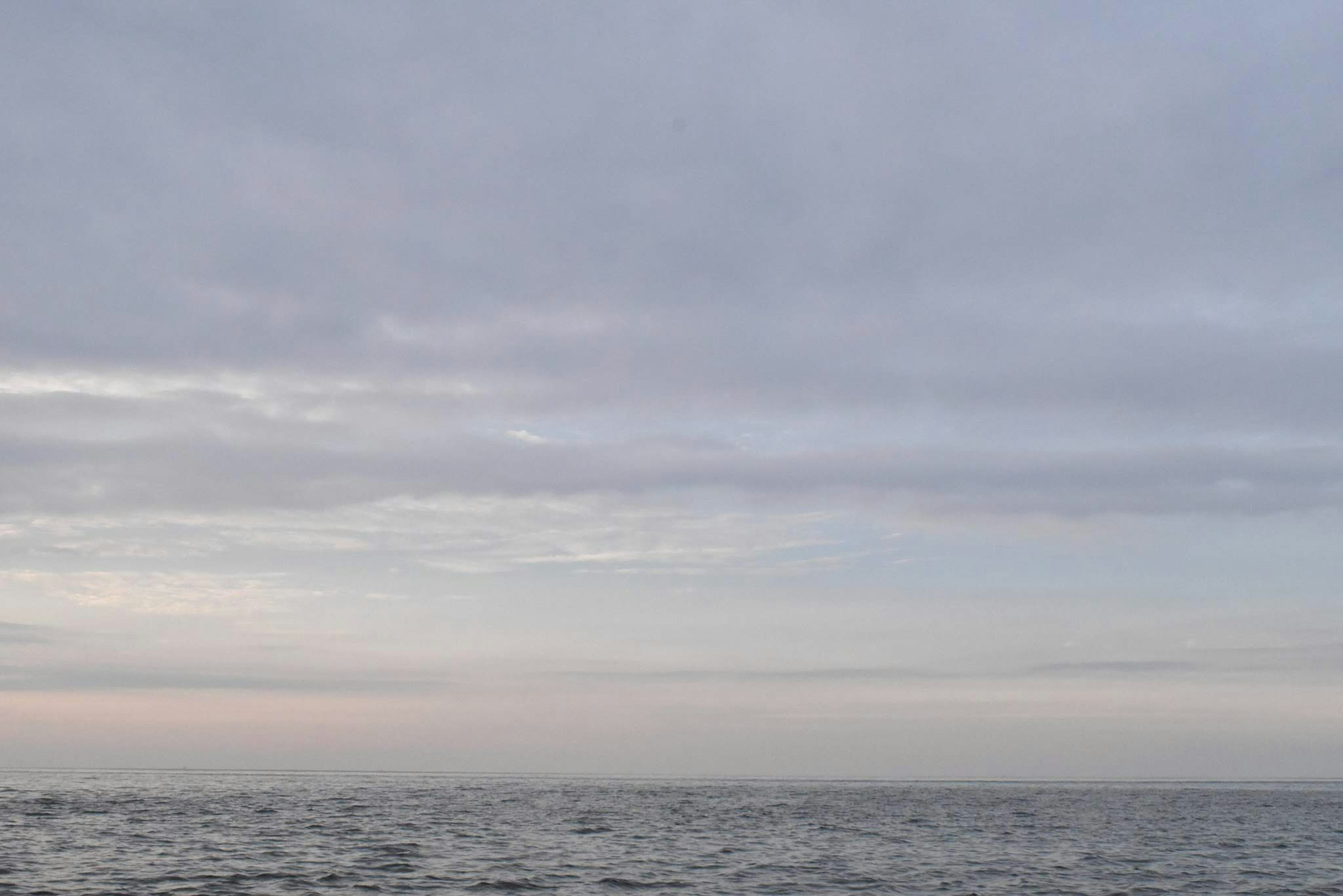 Paysage marin calme avec ciel nuageux