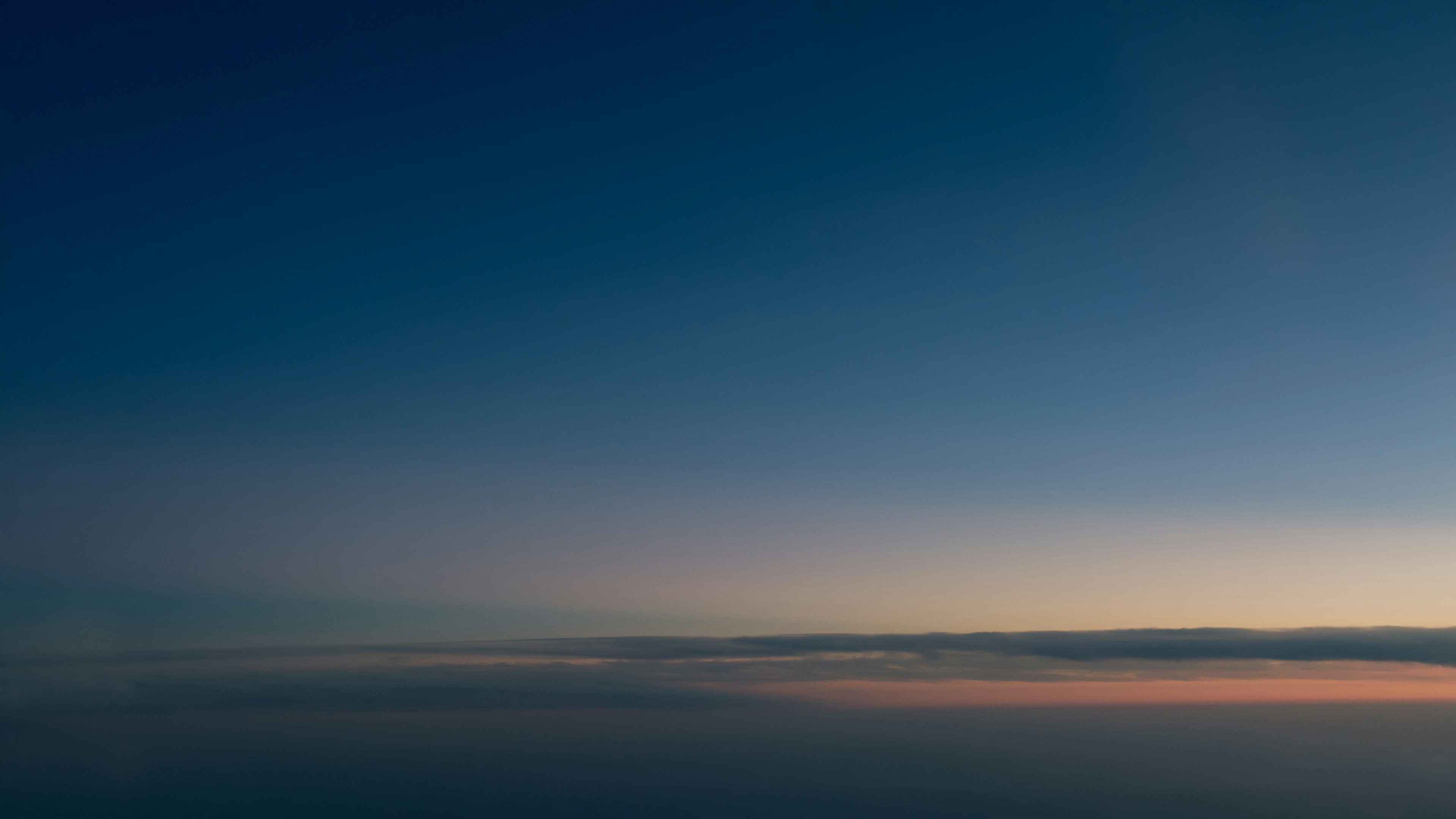 青い空と薄明かりの地平線が広がる風景