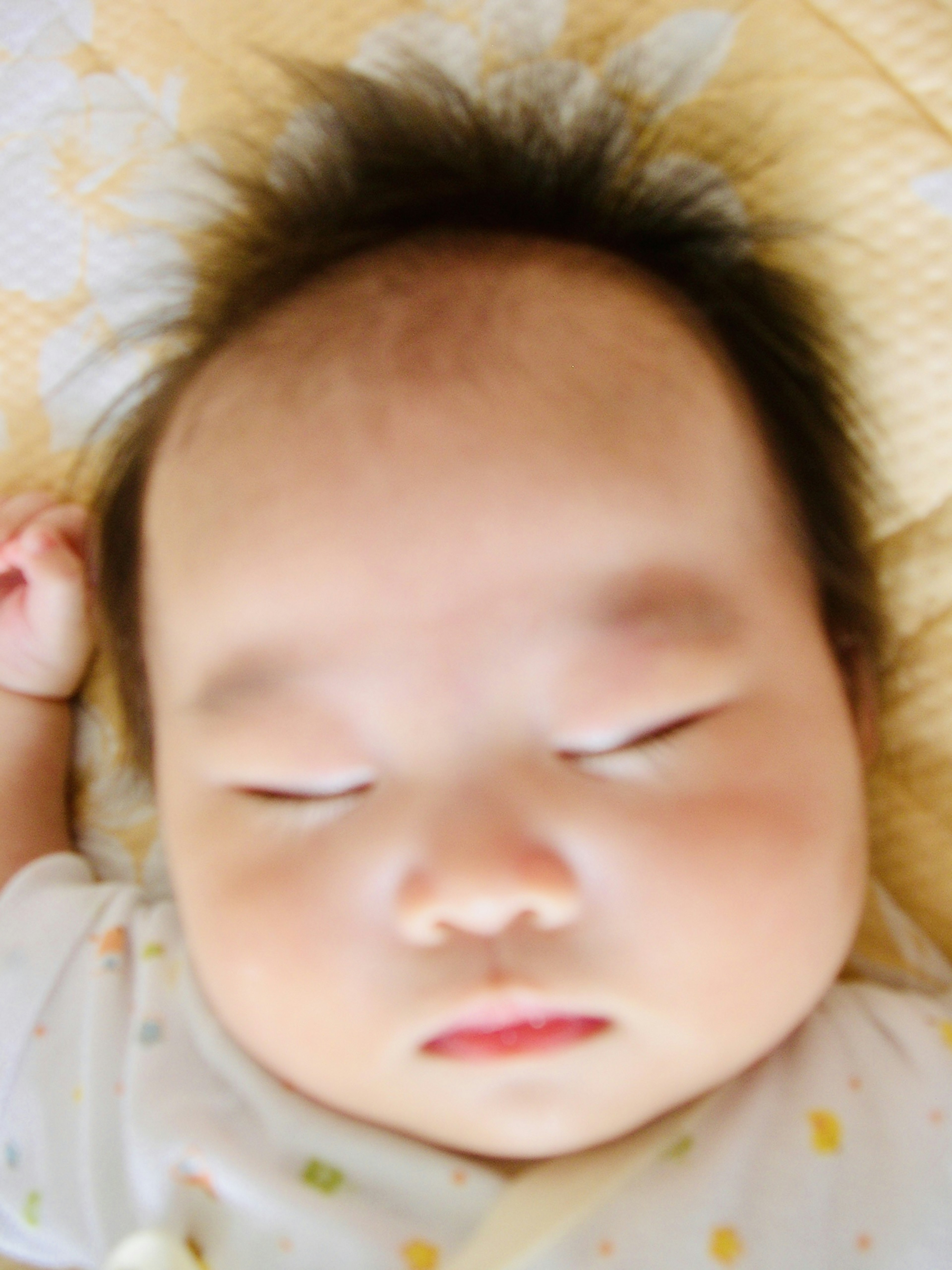 Un bambino che dorme con capelli morbidi e un'espressione serena