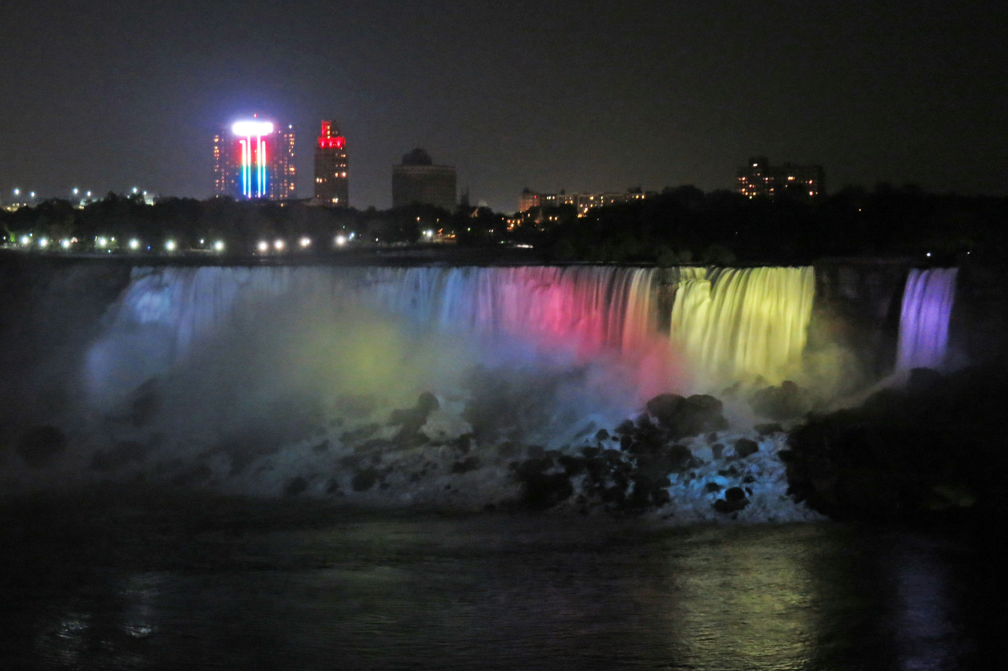 Chutes du Niagara illuminées la nuit avec des lumières colorées