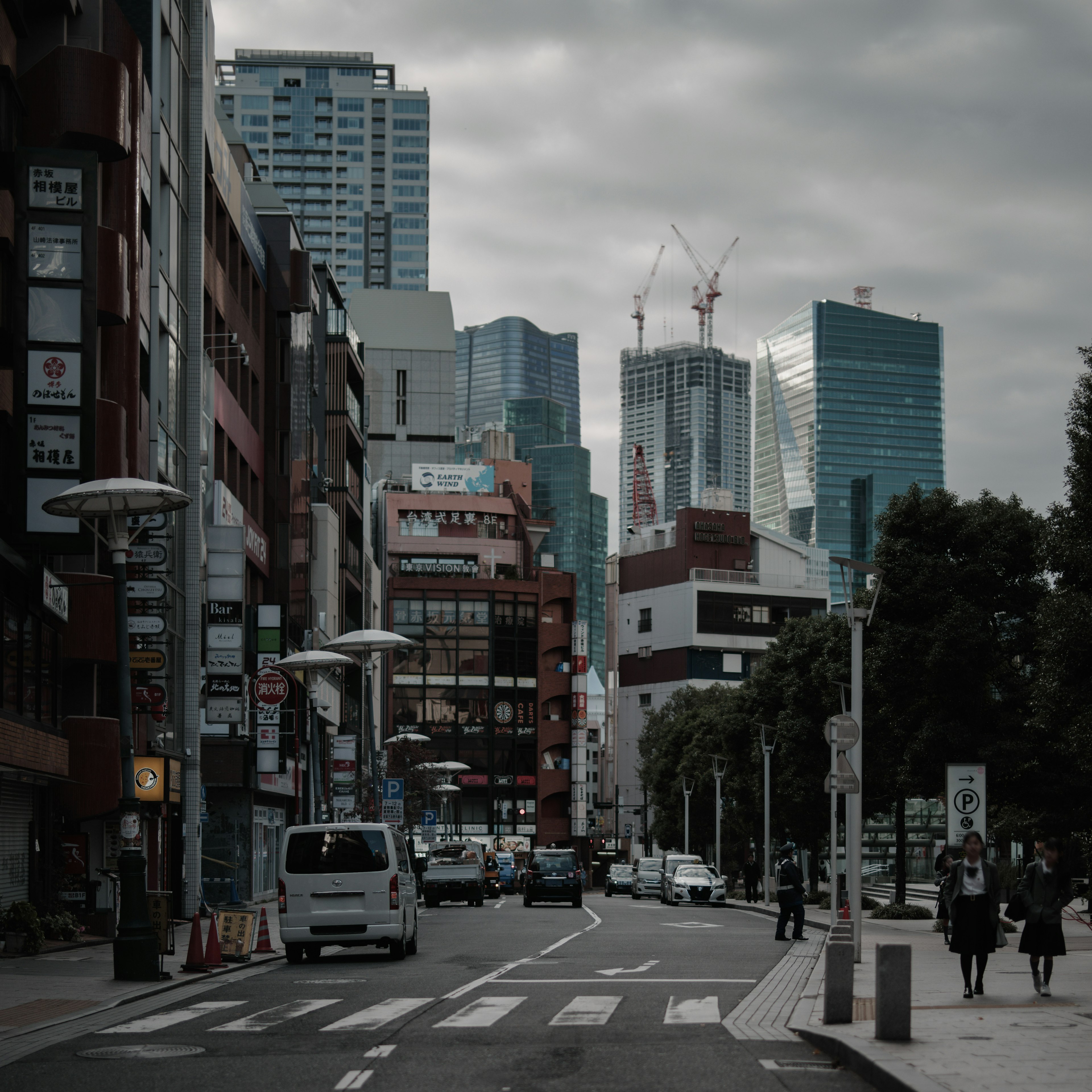 东京城市景观，现代摩天大楼和阴天