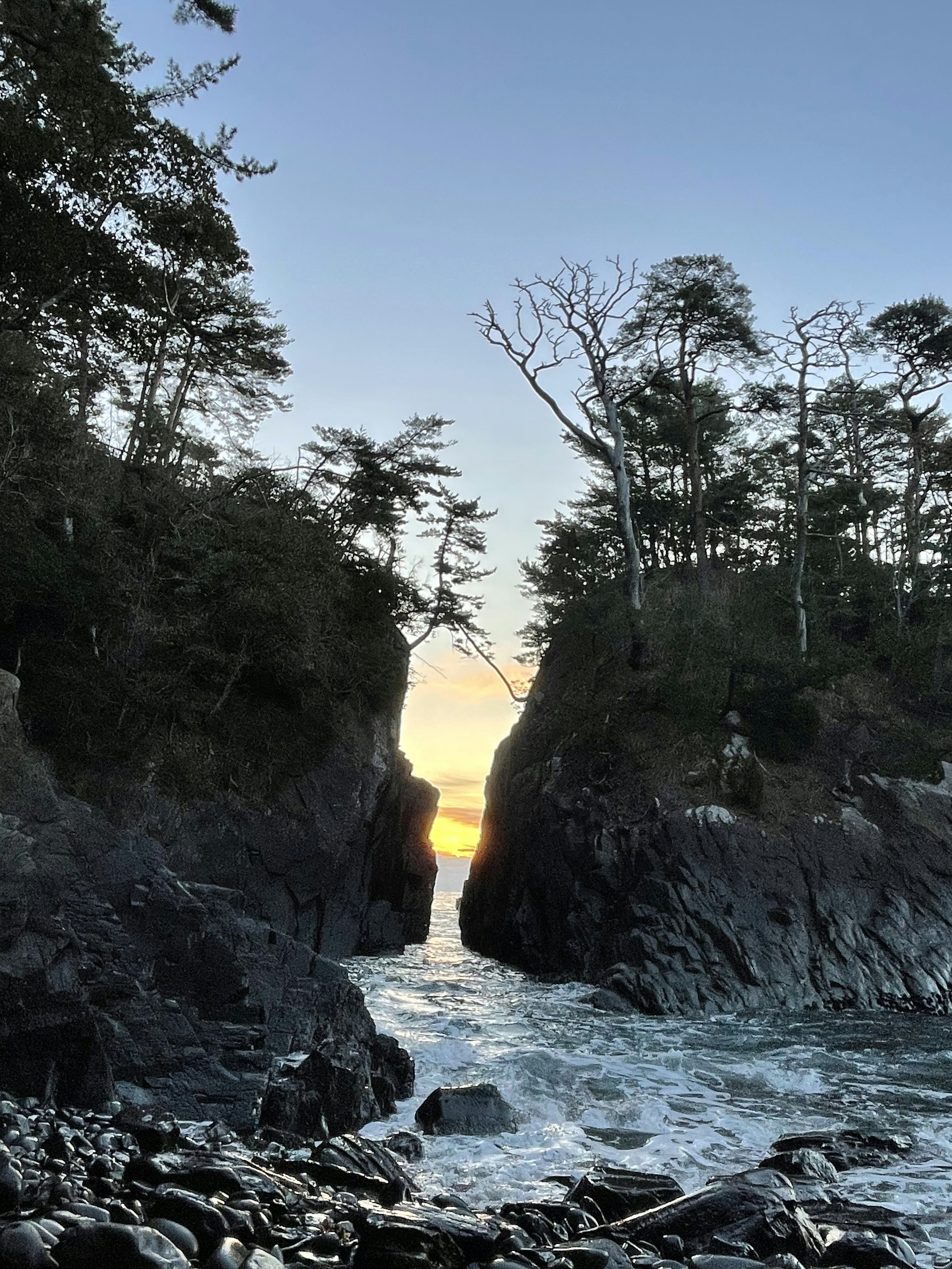 岩石悬崖之间的日落风景