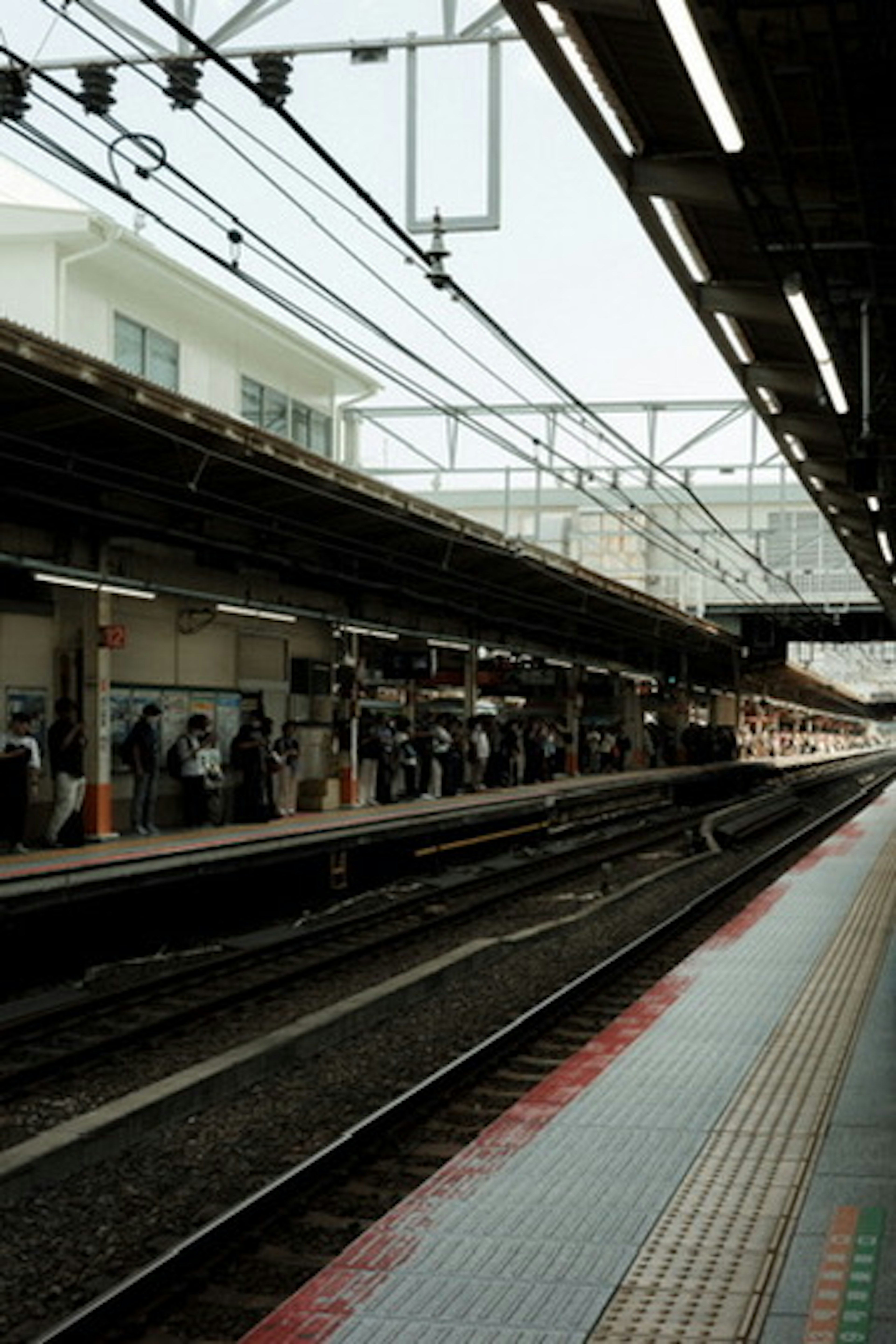 Blick auf einen Bahnhof mit wartenden Menschen