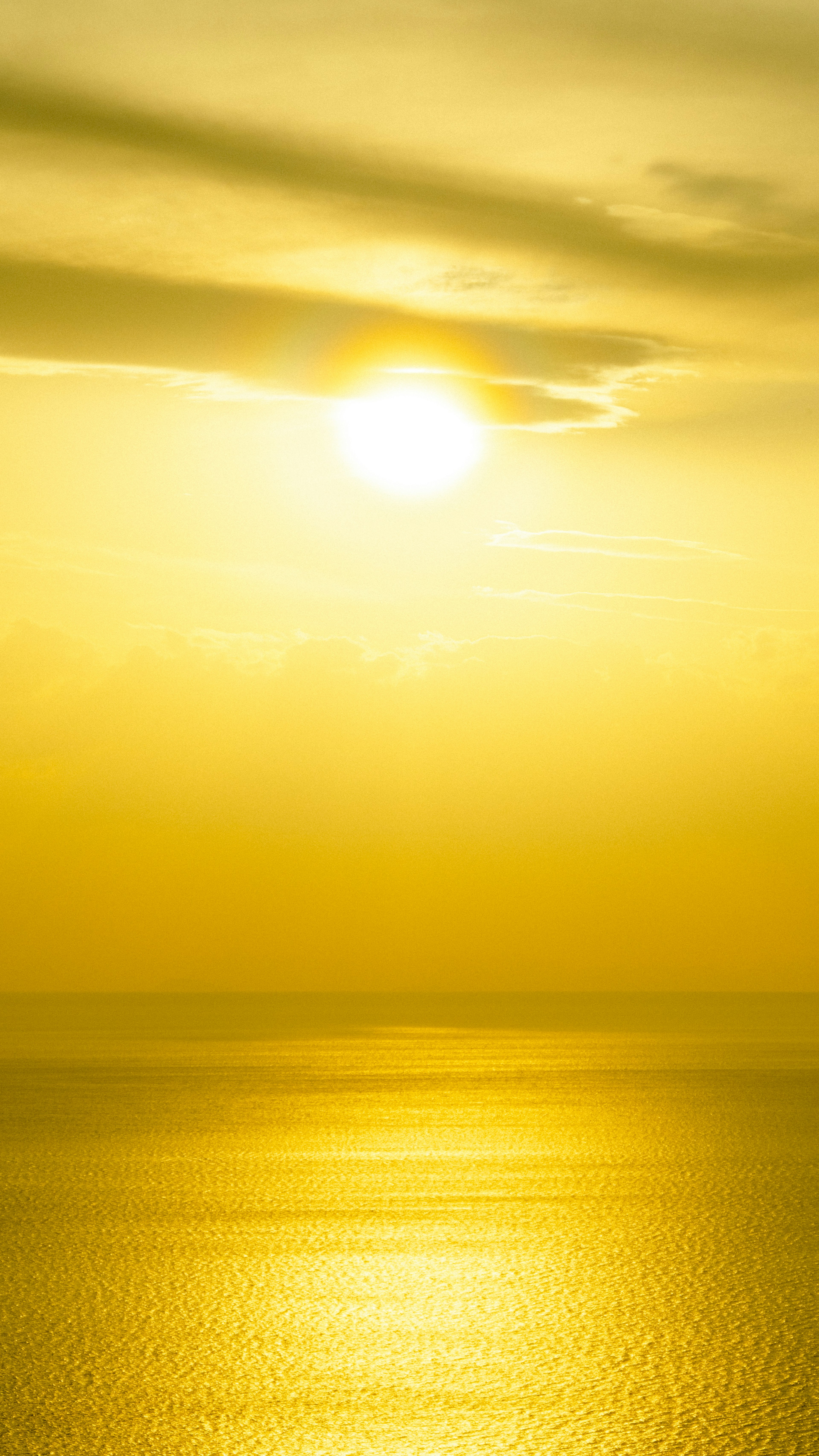 夕日が海に反射する美しい黄金色の風景