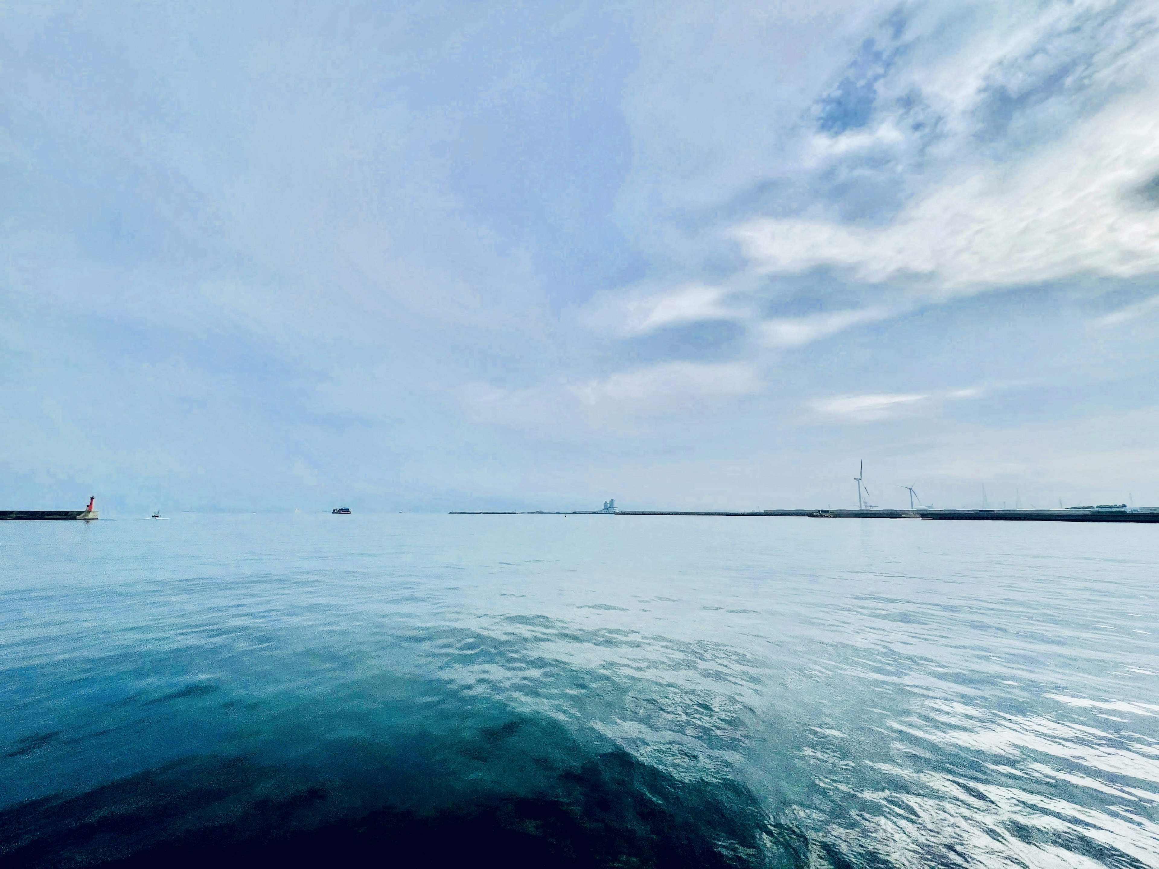 青い海と空が広がる風景 船が遠くに見える