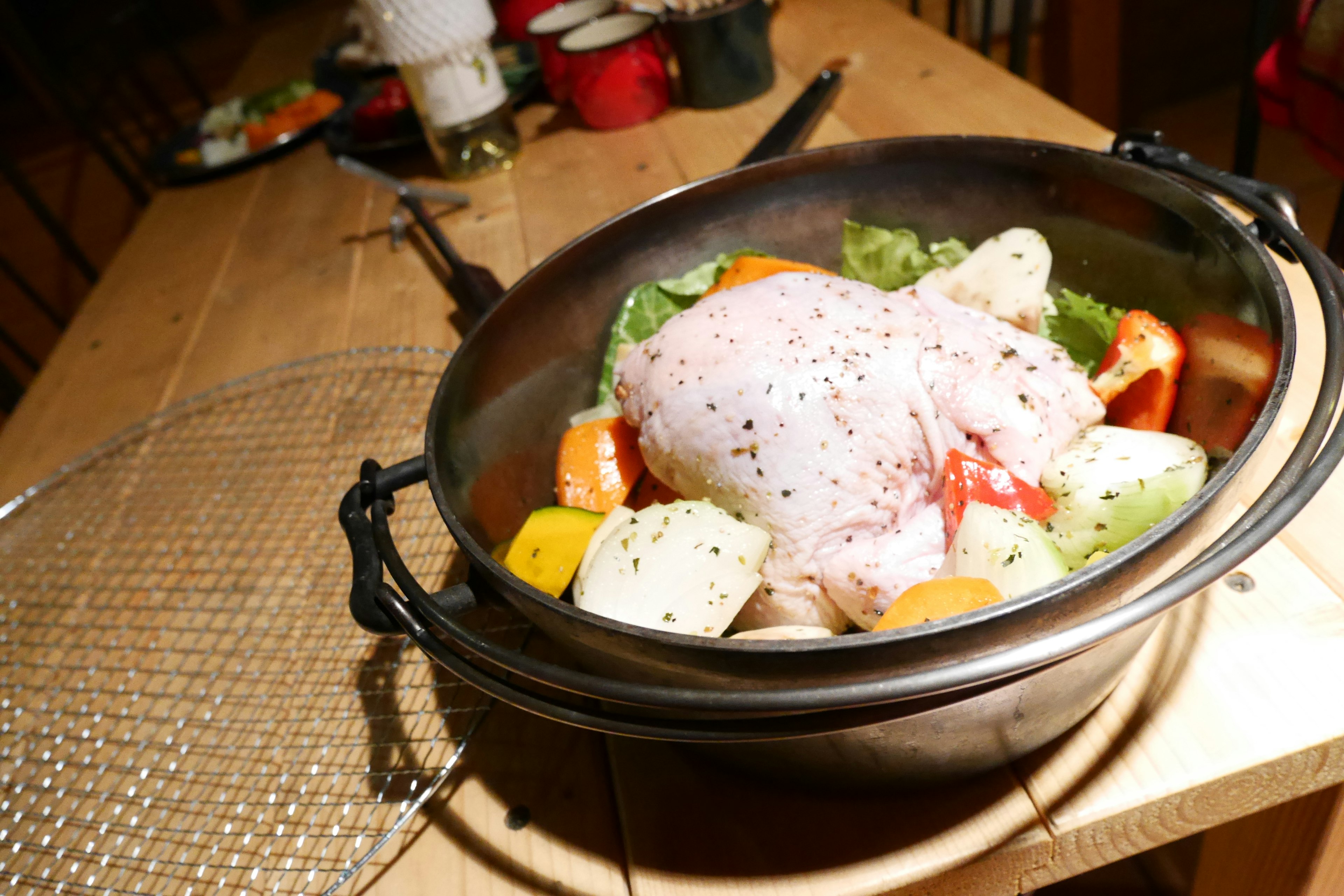 鍋に野菜と鶏肉が入っている料理の写真