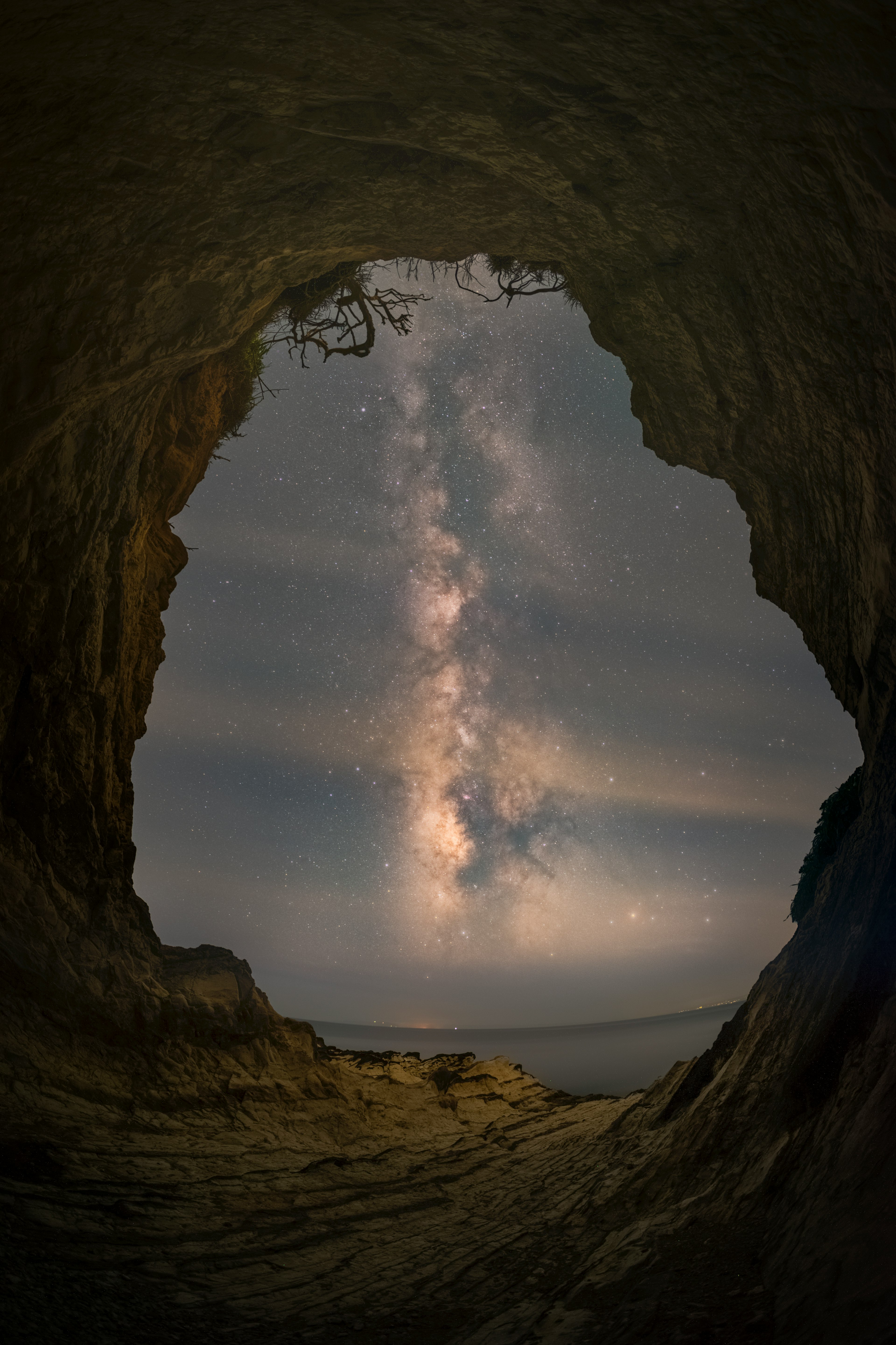 洞窟から見える星空の風景と銀河