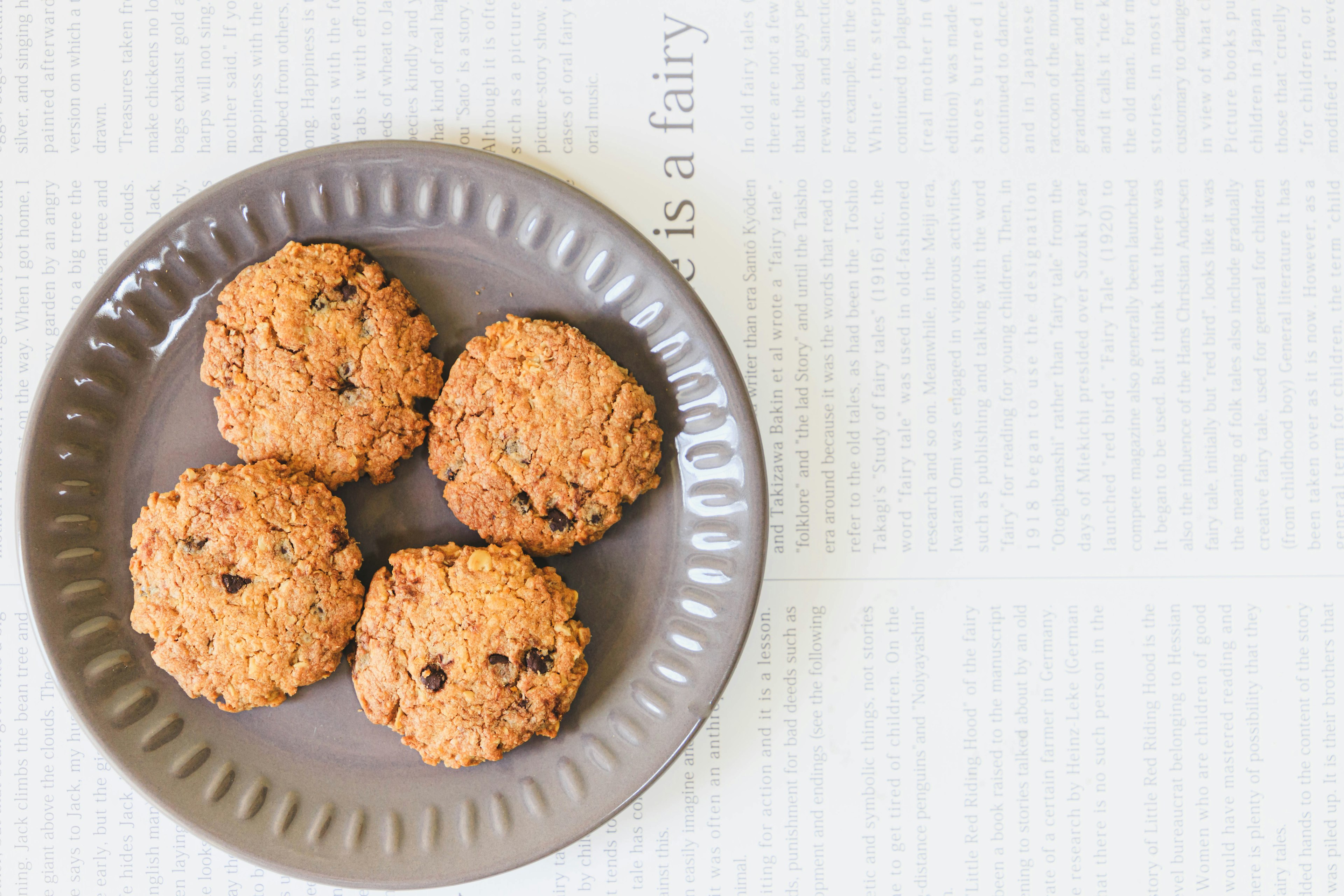 Des biscuits bruns disposés sur une assiette