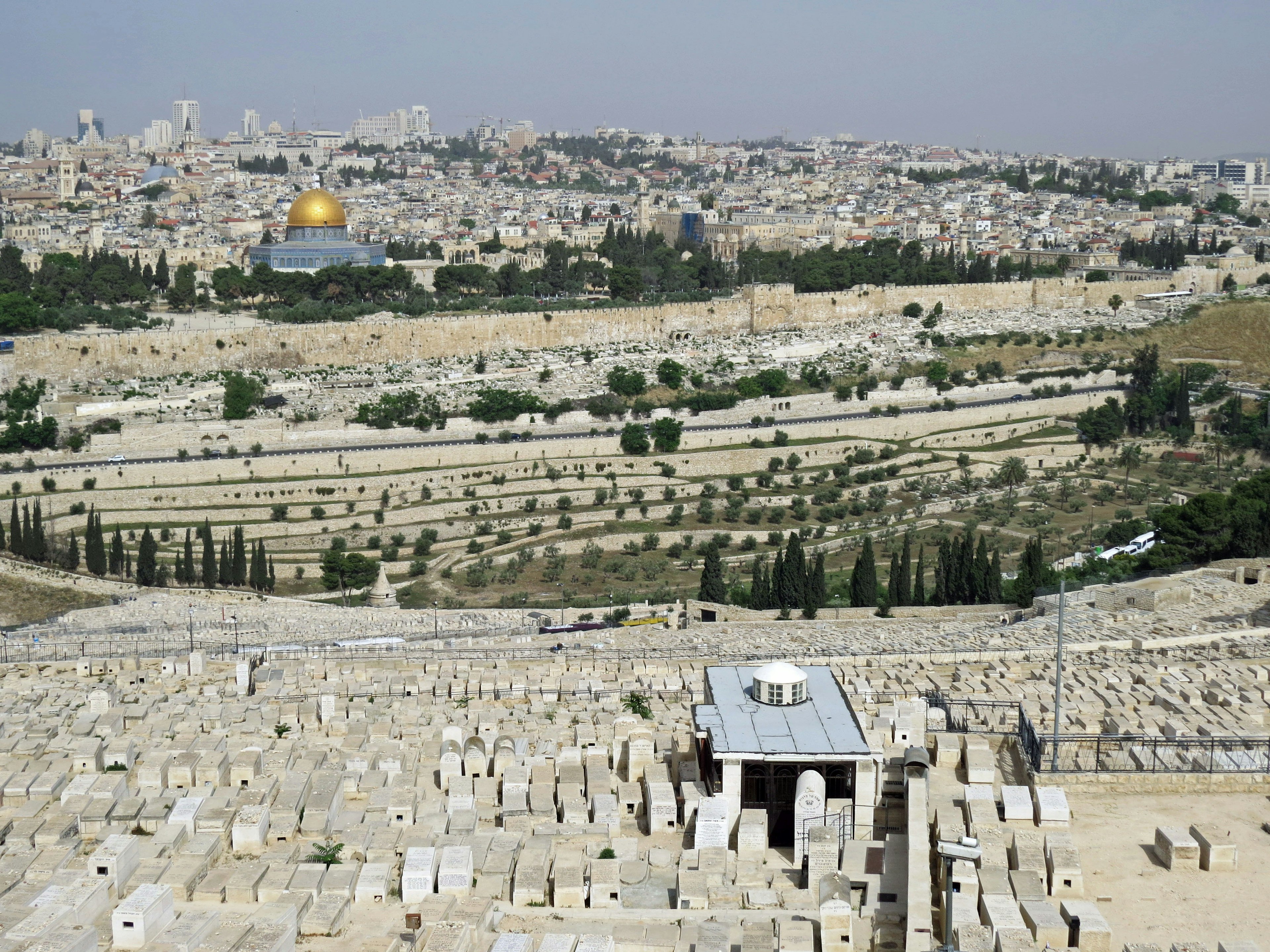 Blick vom Ölberg in Jerusalem mit einem Friedhof und der goldenen Kuppel des Felsens