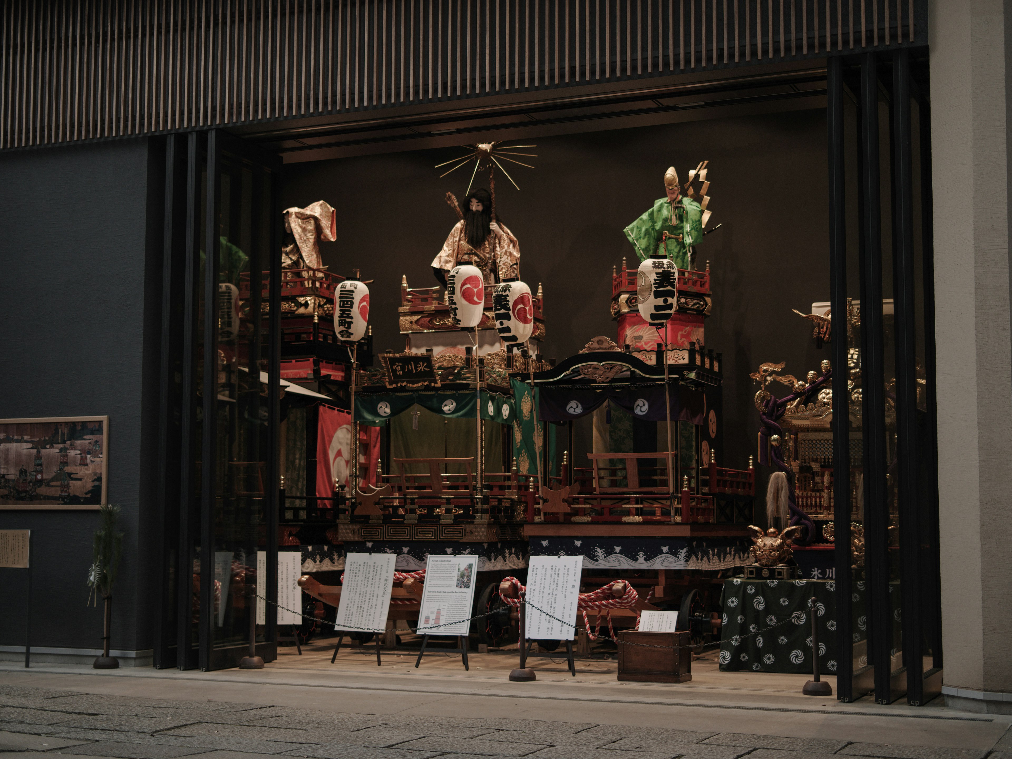 节日花车的展示，装饰精美