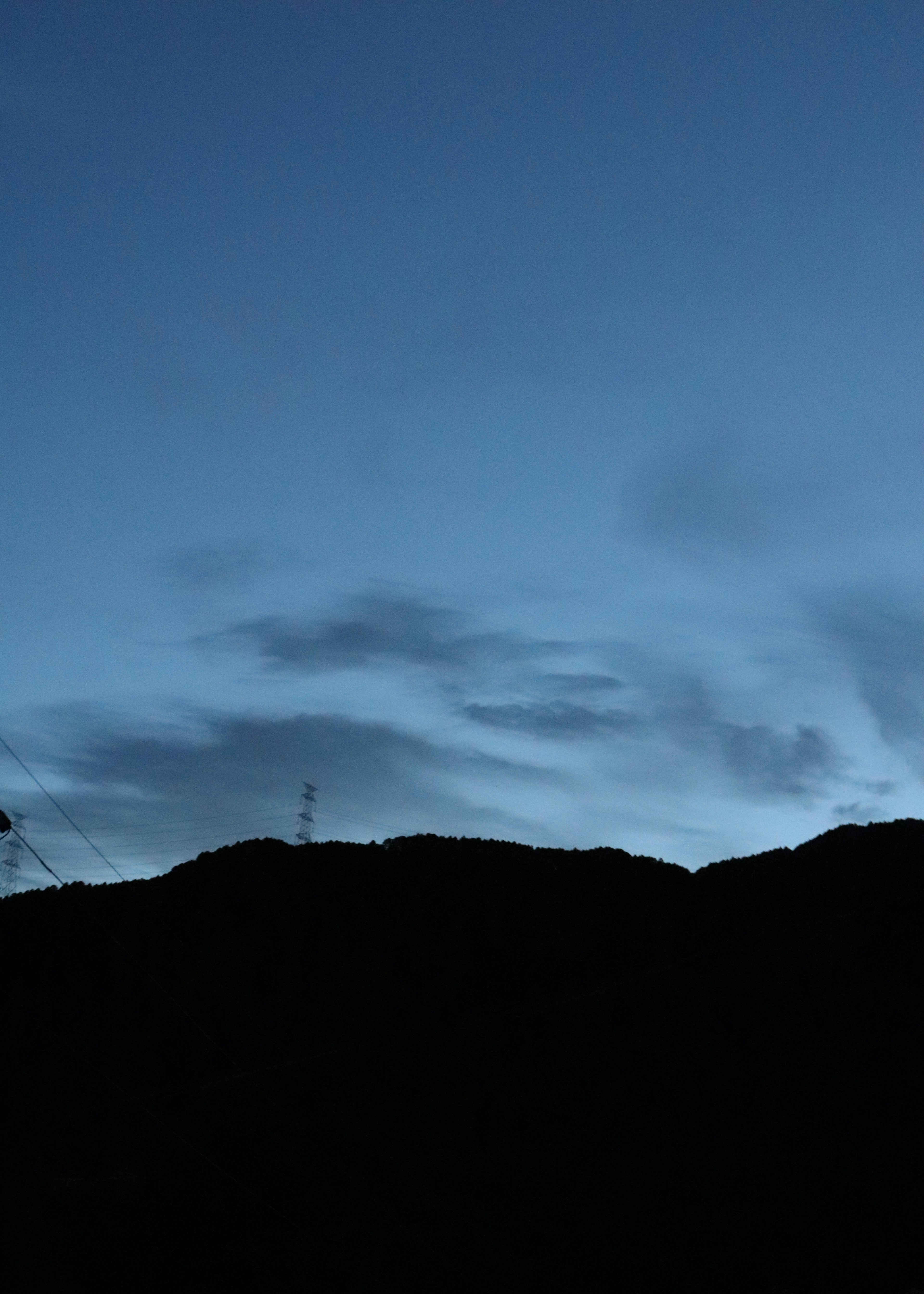 Langit biru dengan gunung siluet