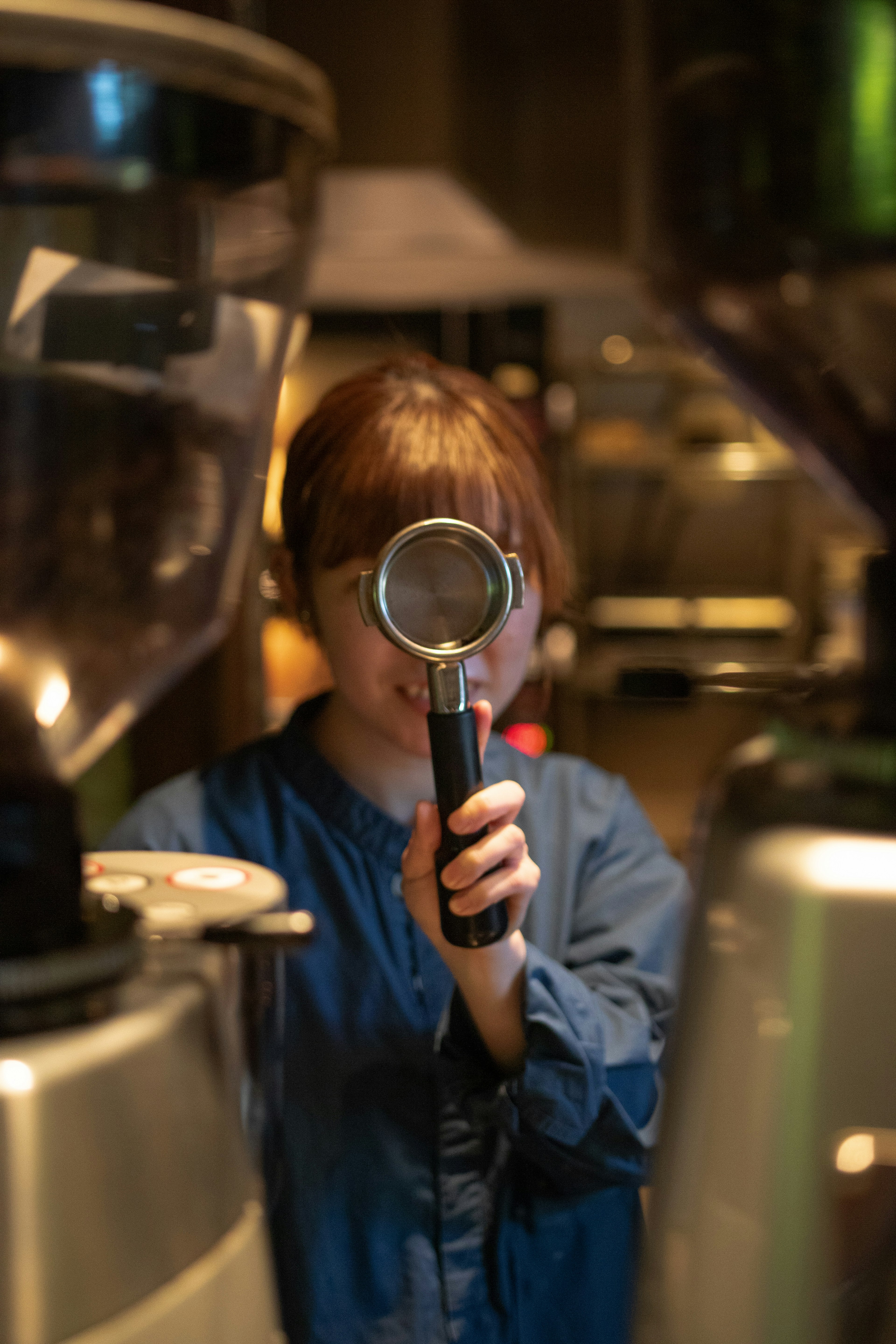 Una donna che tiene una lente d'ingrandimento in un caffè tra macinini