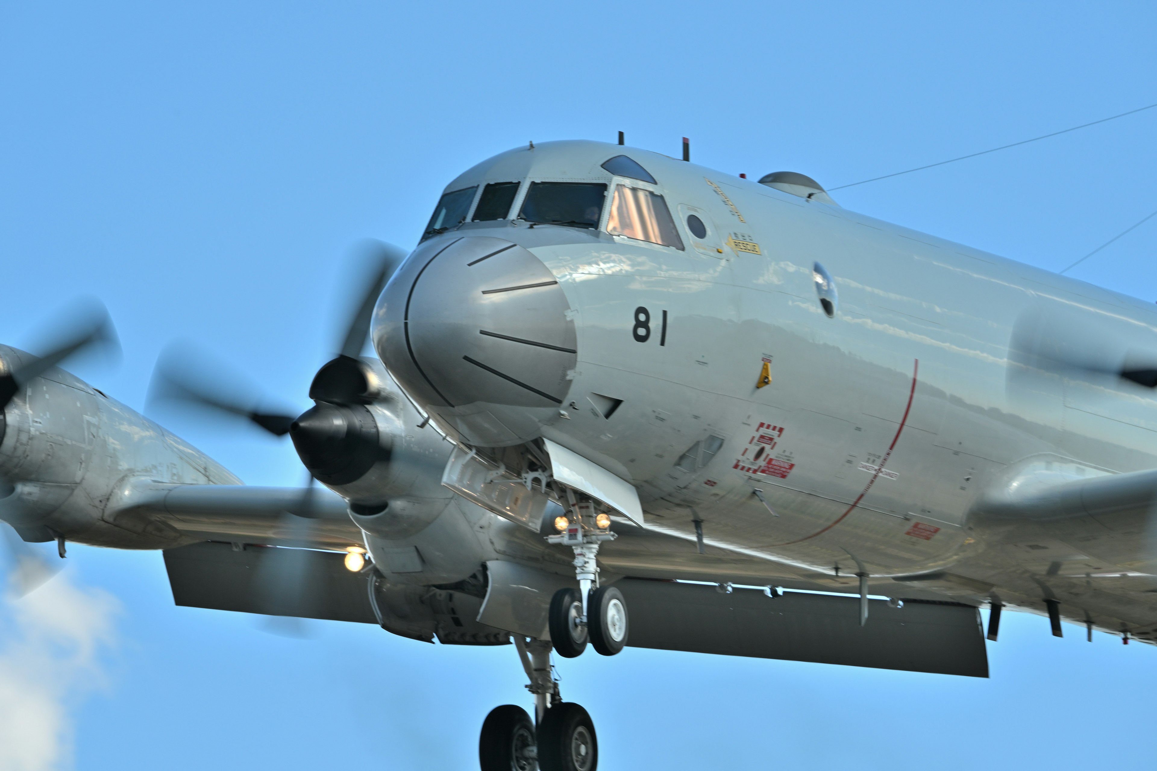 Nahaufnahme des vorderen Teils eines Flugzeugs