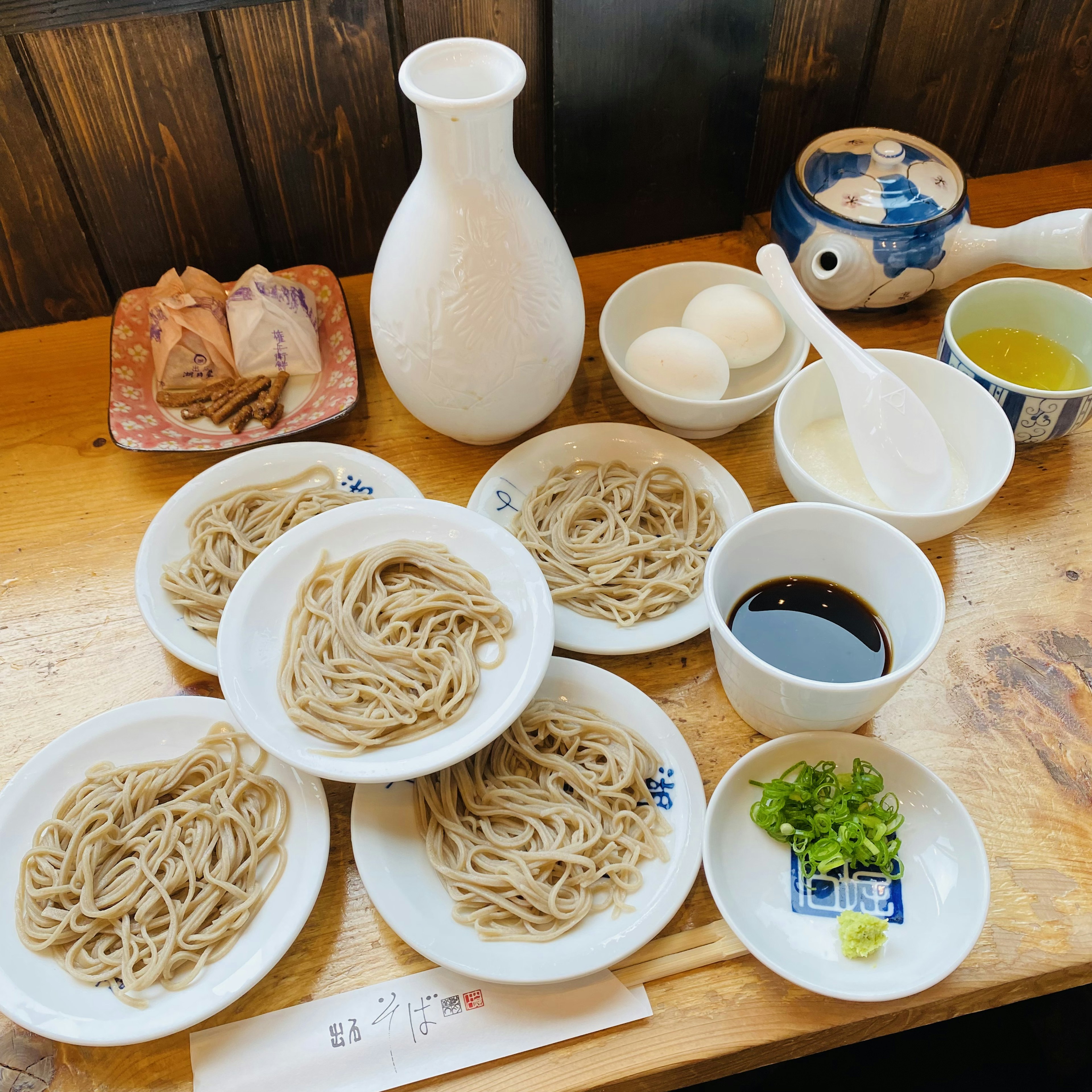 Table garnie de nouilles soba et de saké