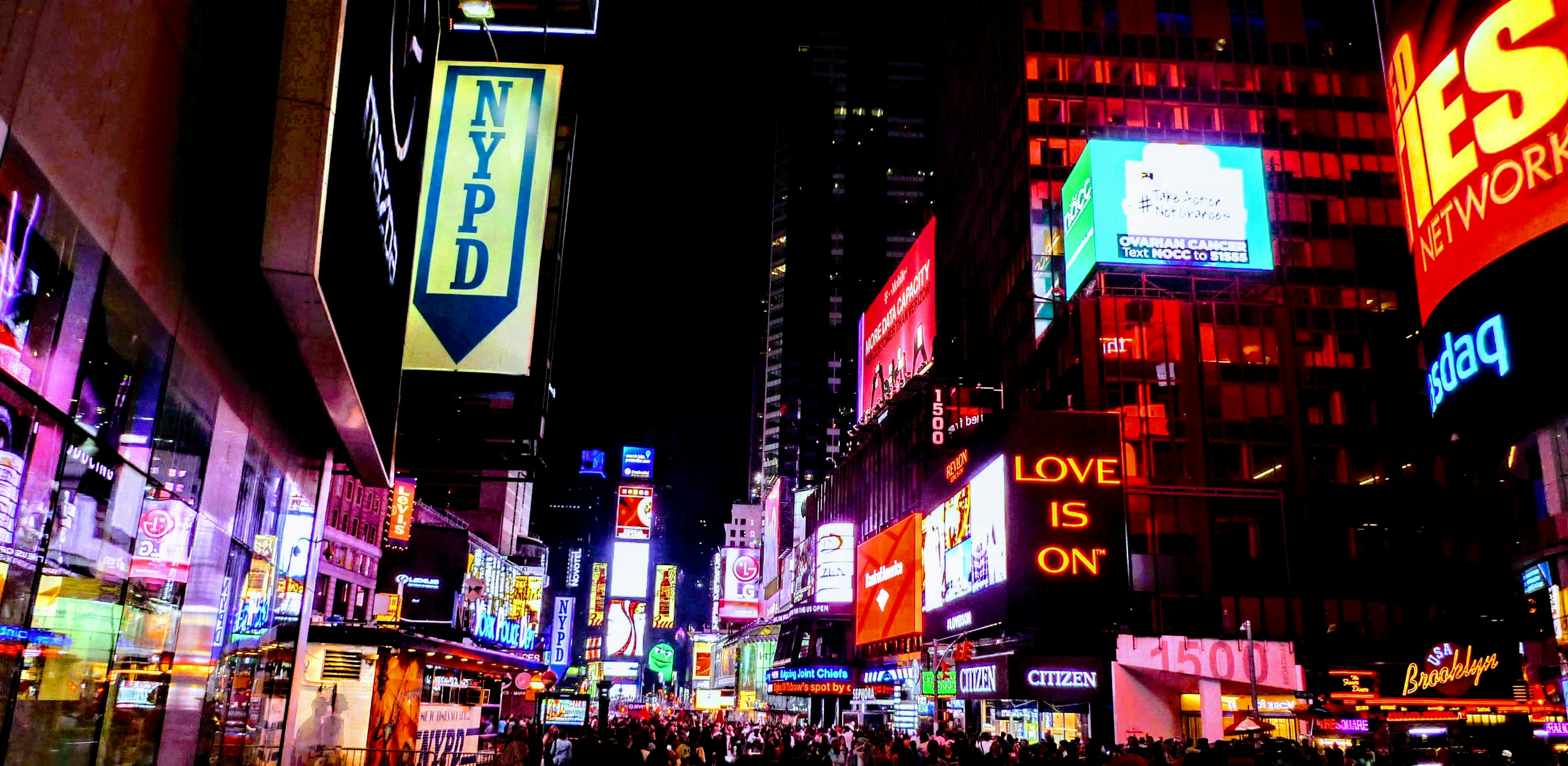 Pemandangan malam Times Square dengan papan neon terang menciptakan suasana yang hidup