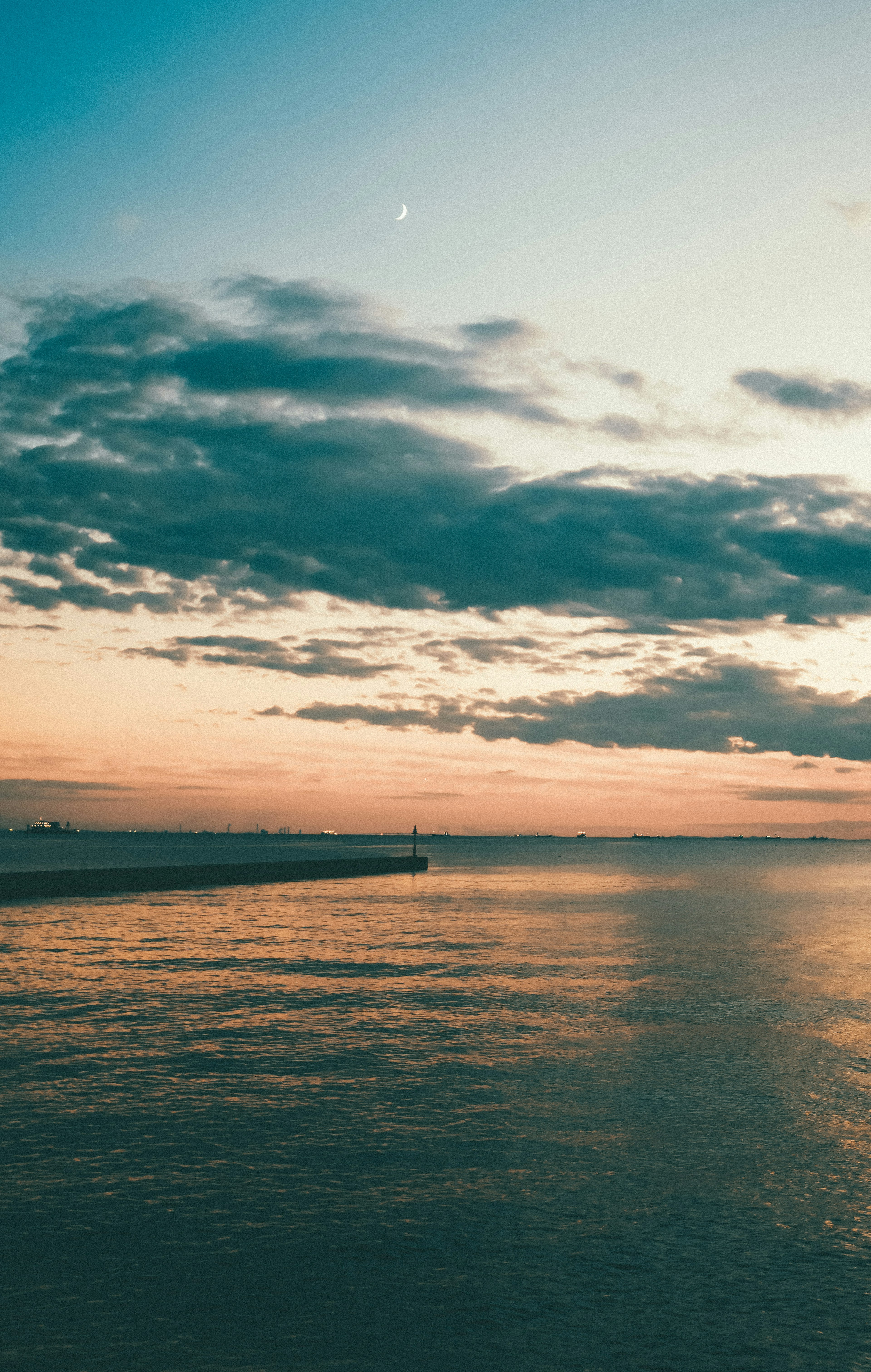 美丽的海景，夕阳下的天空和宁静的水面